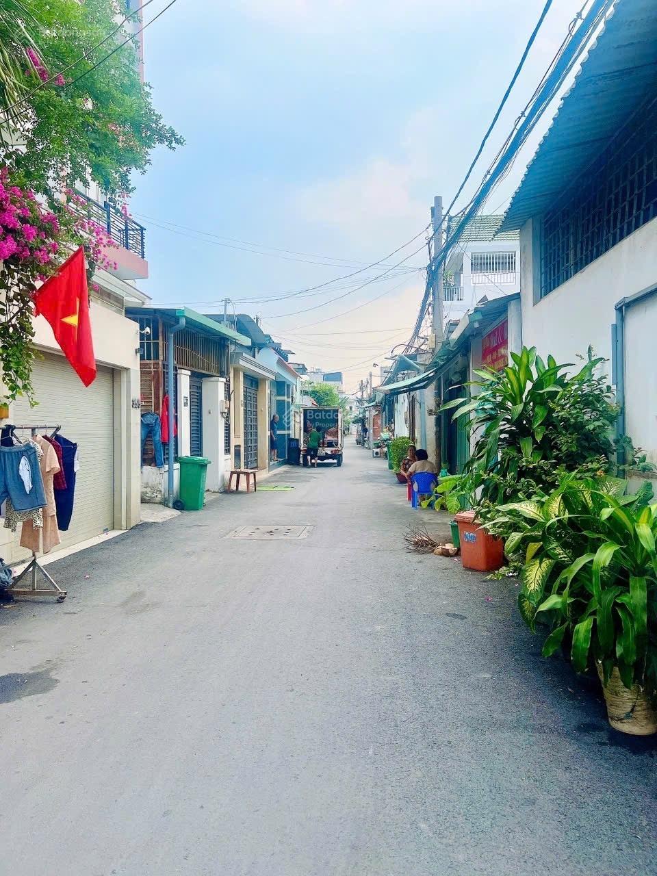 Nhà đường Số 9 Hiệp Bình Phước sát bên Vạn Phúc City 3 tầng, DT: 178m2 ngang 7,6m