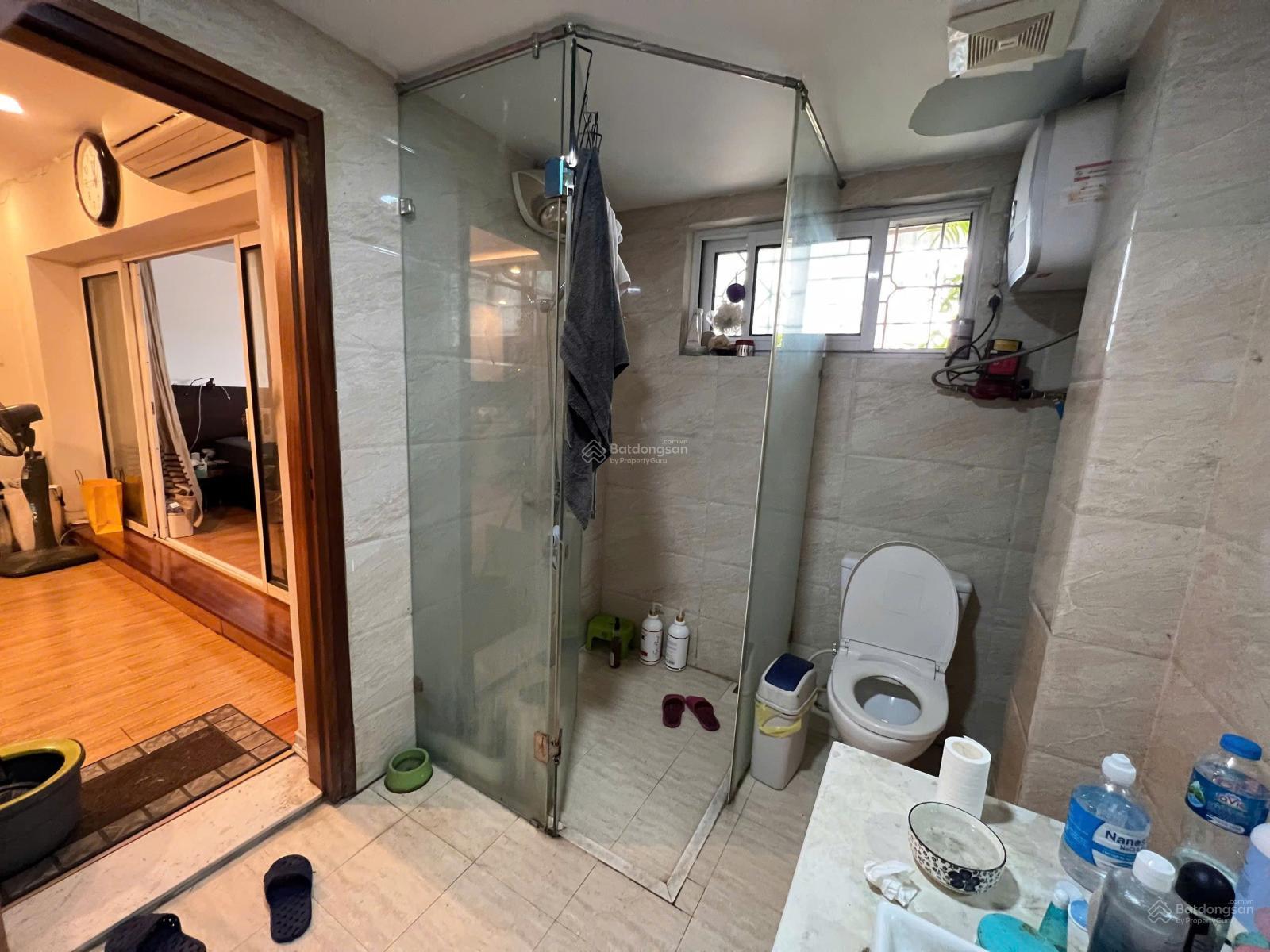 Bán căn hộ tập thể Nghĩa Tân, 3 ngủ, full nội thất. 4.95 tỷ Bán căn hộ tập thể Nghĩa Tân, 3 ngủ, full nội thất. 4.95 tỷ