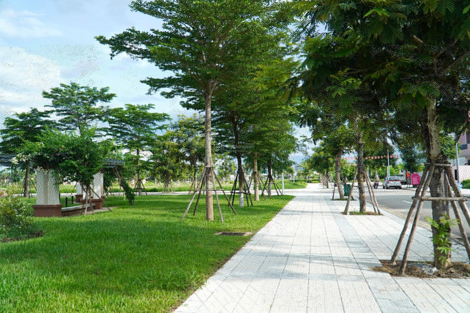 Biệt thự cao cấp thuộc Phường Cẩm Thành Quảng Ngãi. DT hơn 300m2, ngang 15m, giá chỉ hơn 4,9 tỷ