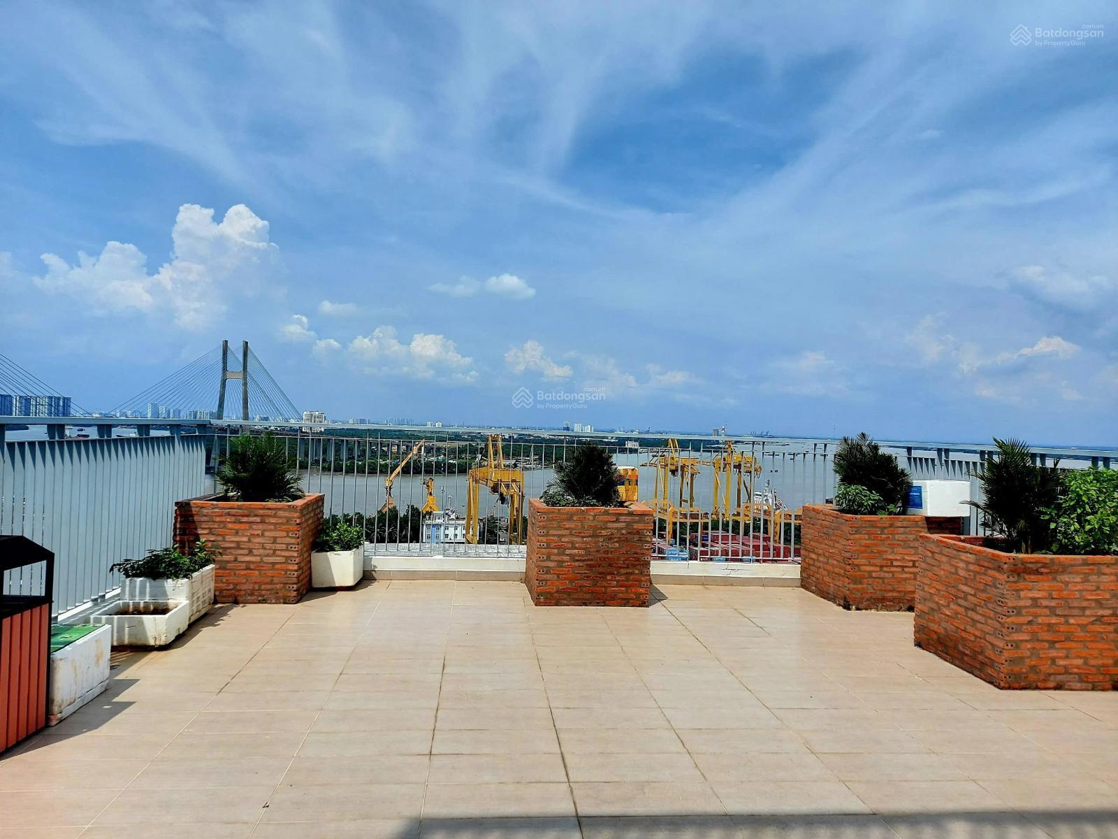 Cho thuê căn góc 3PN Luxgarden, 111m2, view sông, có sân vườn chung. LH - 0978 272 *** (Zalo)