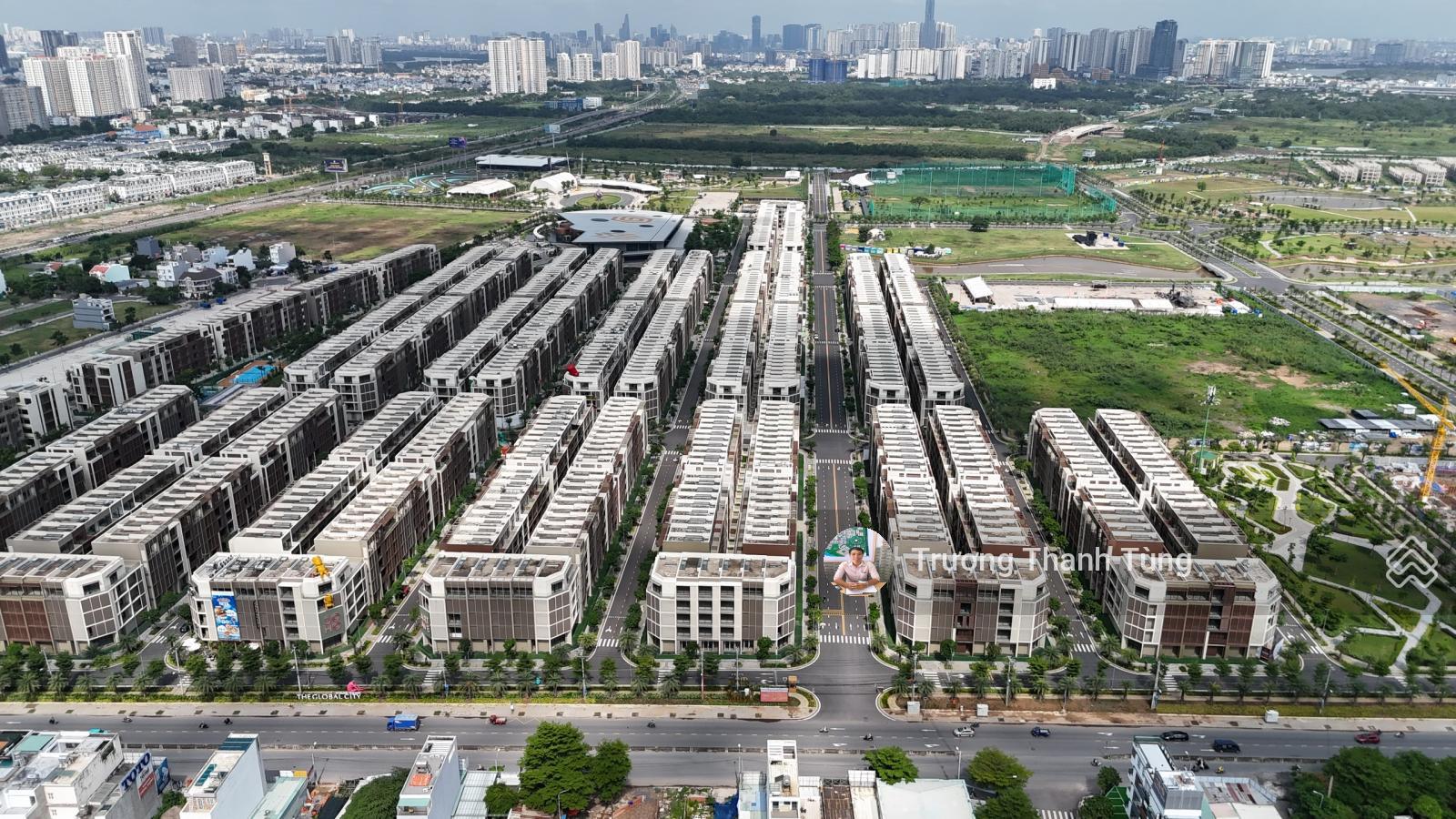 Bán đất mặt tiền đường Đỗ Xuân Hợp đối diện Global City. Sổ hồng riêng. Giá 300tr/m2