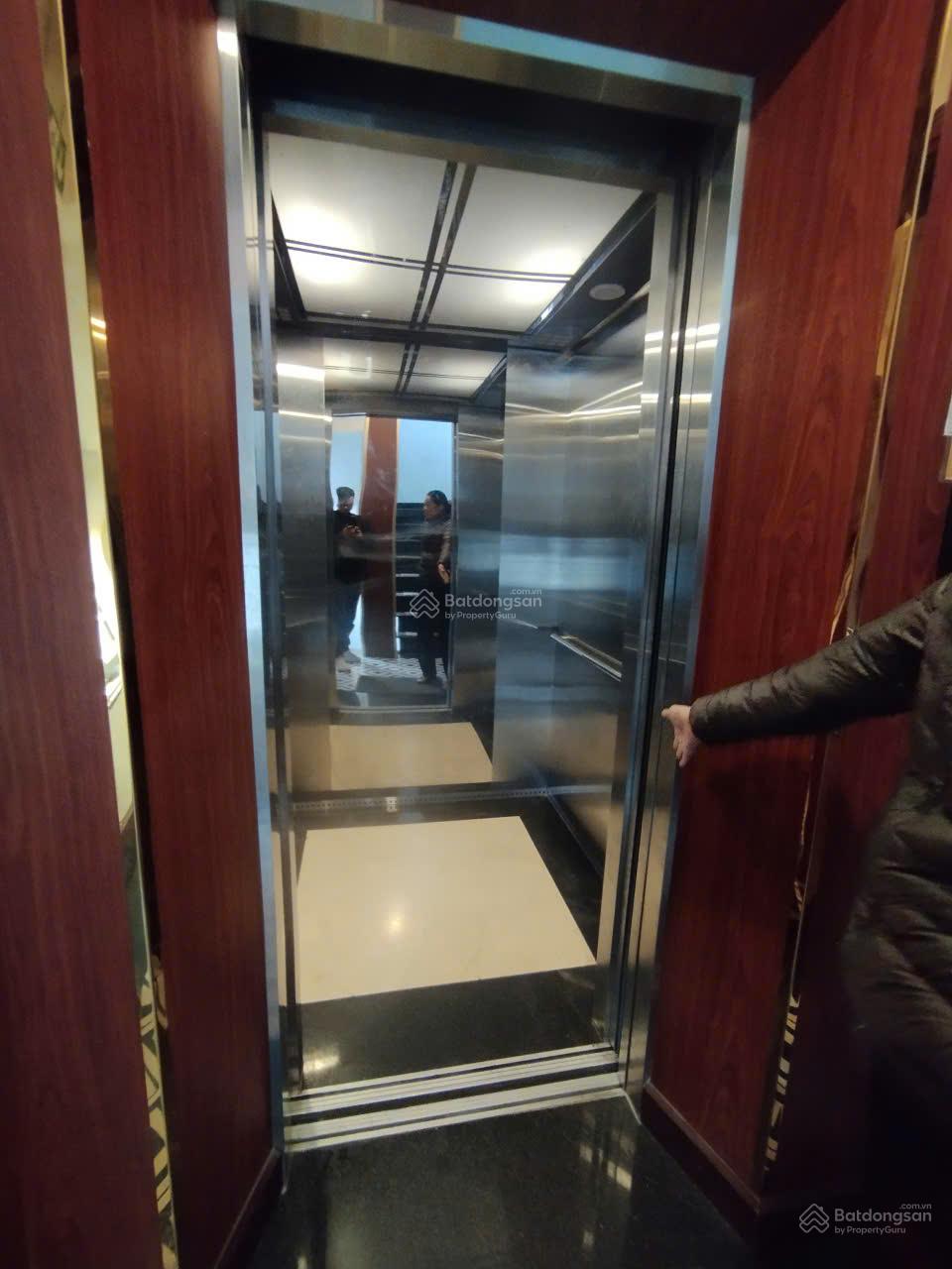 Bán tòa nhà Apartment tại phố đi bộ Trịnh Công Sơn, 200m2 x 7 tầng mặt tiền 7.5m. Giá: 135 tỷ