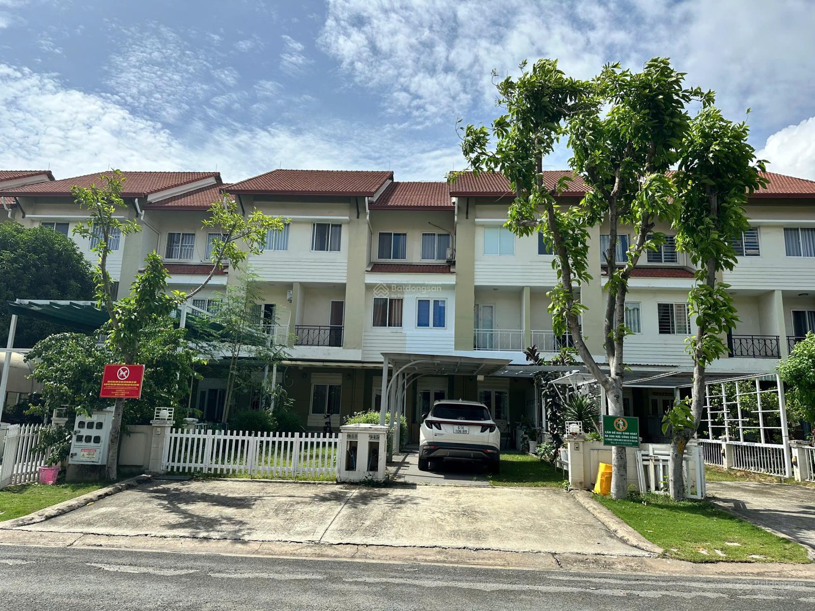 Chủ kẹt tiền cần bán Biệt thự 150m2 giá chỉ 6.25 tỷ tại Oasis kế Siêu thị Aeon Mall Bình Dương