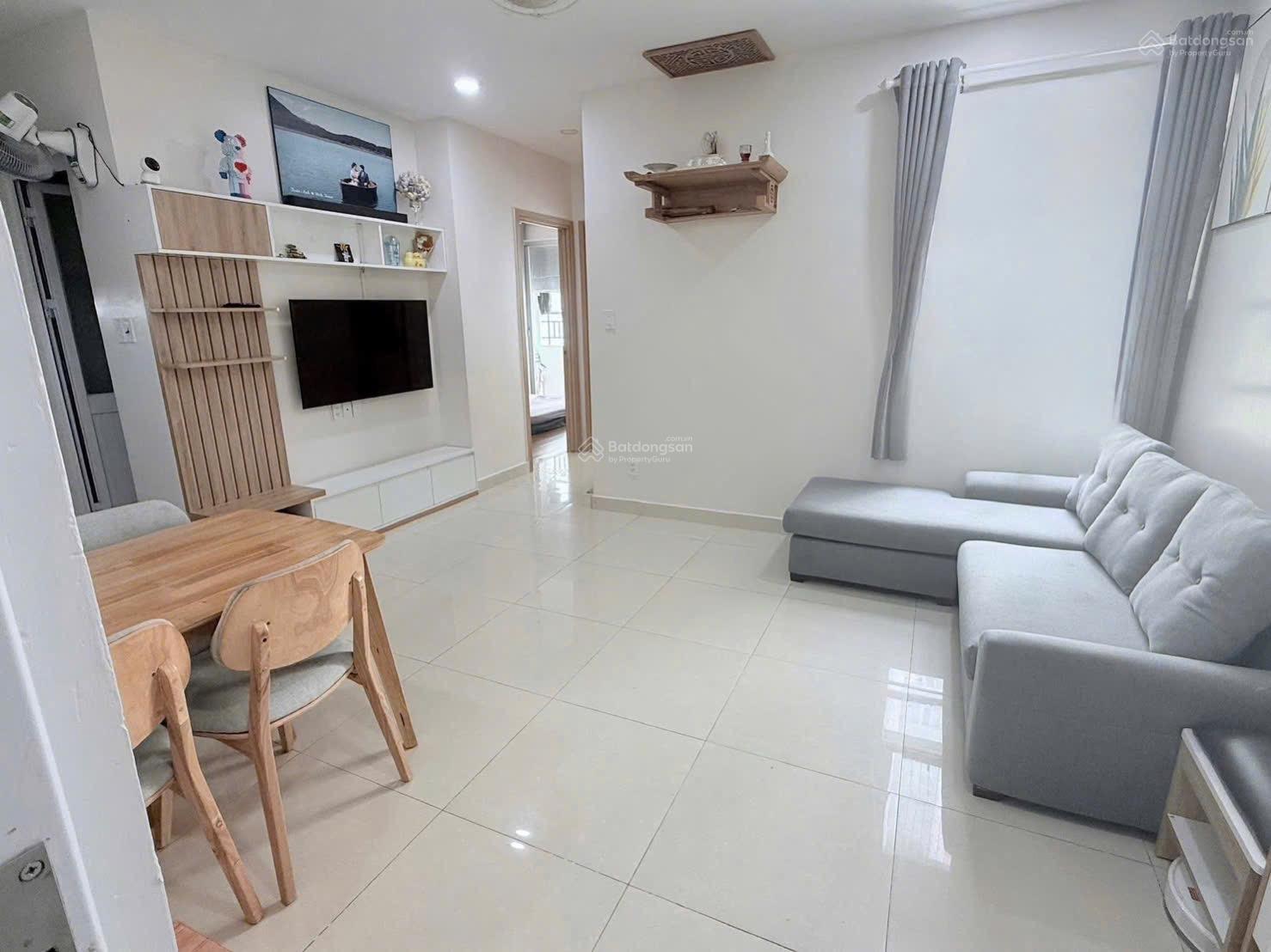 Cần bán căn 62m2 loại căn hộ 2 phòng ngủ; Nhà rất mới, đầy đủ nội thất cao cấp. LH : 0909 086 ***