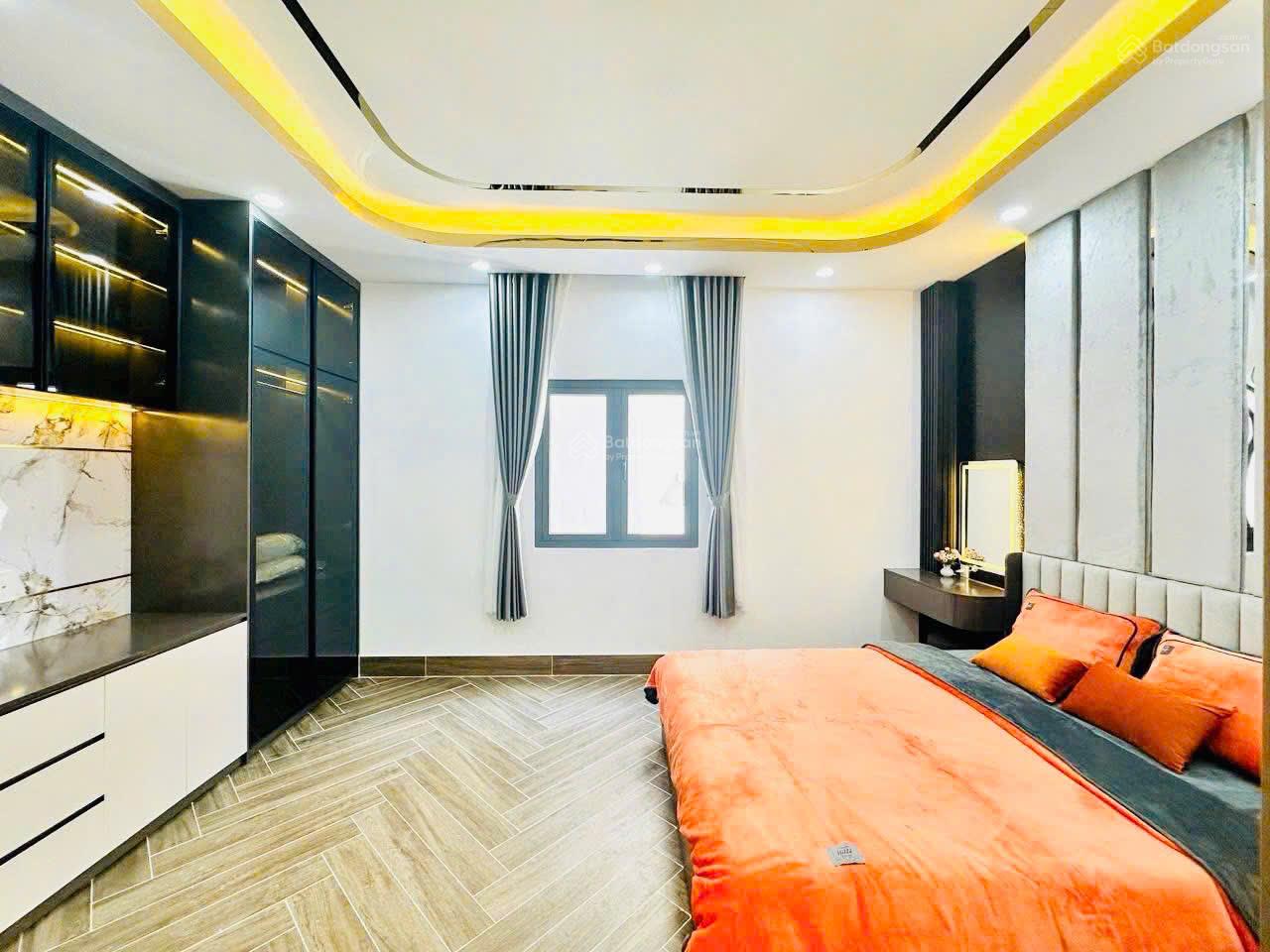 Cho thuê nhà mặt tiền đường Số 4 cư xá Đô Thành phường 4 quận 3, DT: 3x10m, giá 15.5tr/tháng