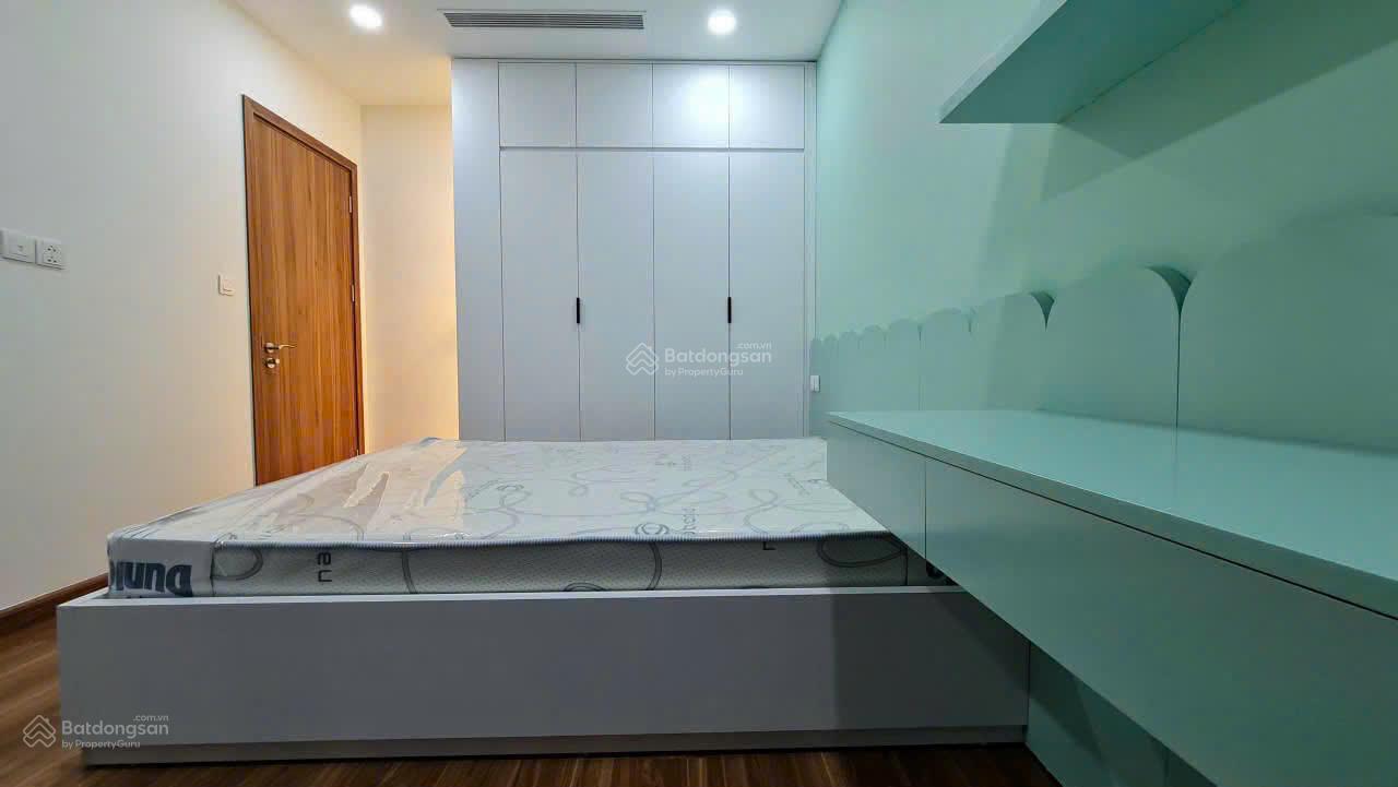 Chính chủ bán CH (3N - 2VS). DT: 95m2. Giá 7,9 tỷ. Đc: Goldsilk Complex, Vạn Phúc. Full nội thất.