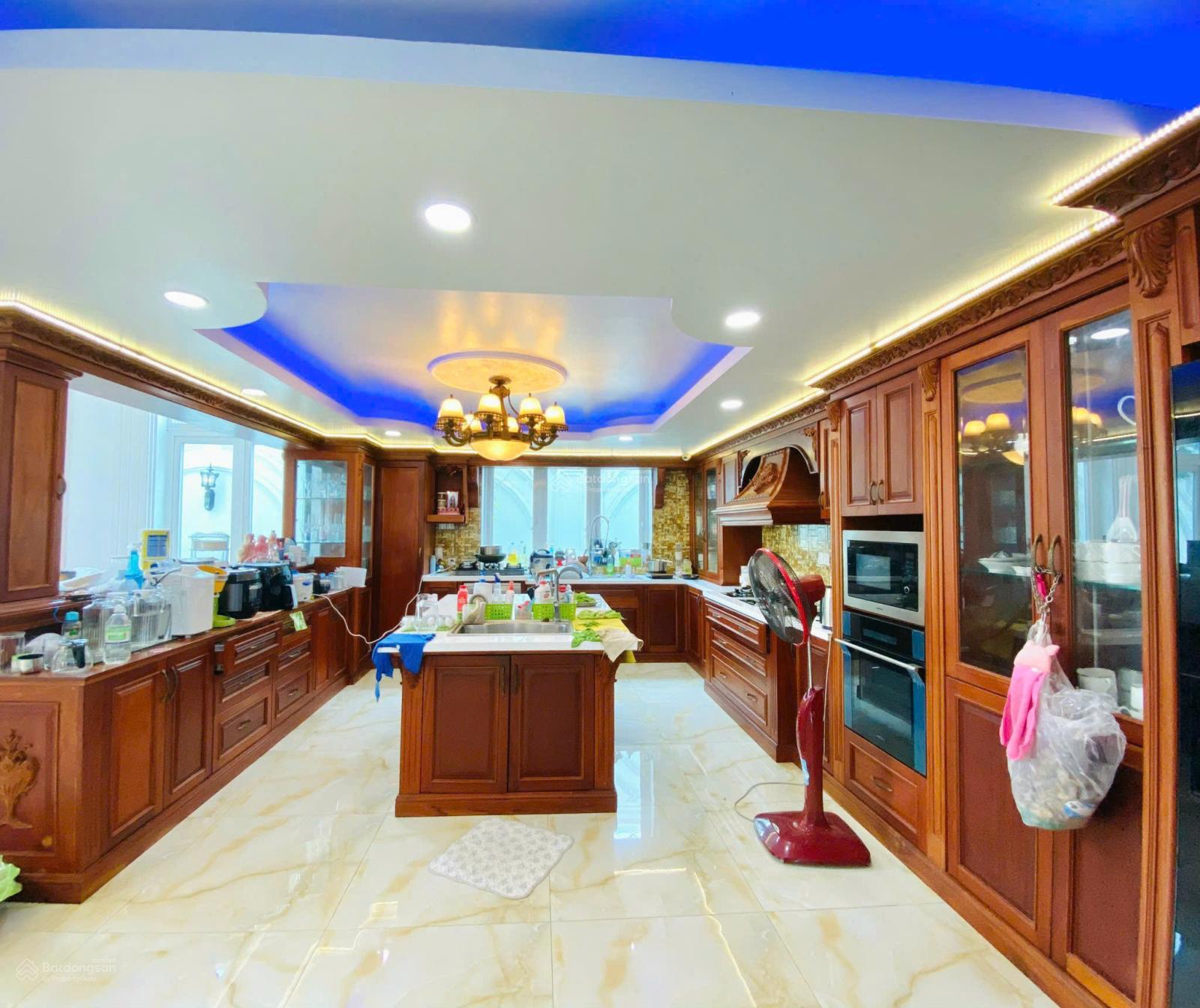 Cuối Năm Cần Tiền Bán Biệt Thự Khu Compound Trần Não, Quận 2-DT 9x23m-3 Tầng-Gía 46 tỷ