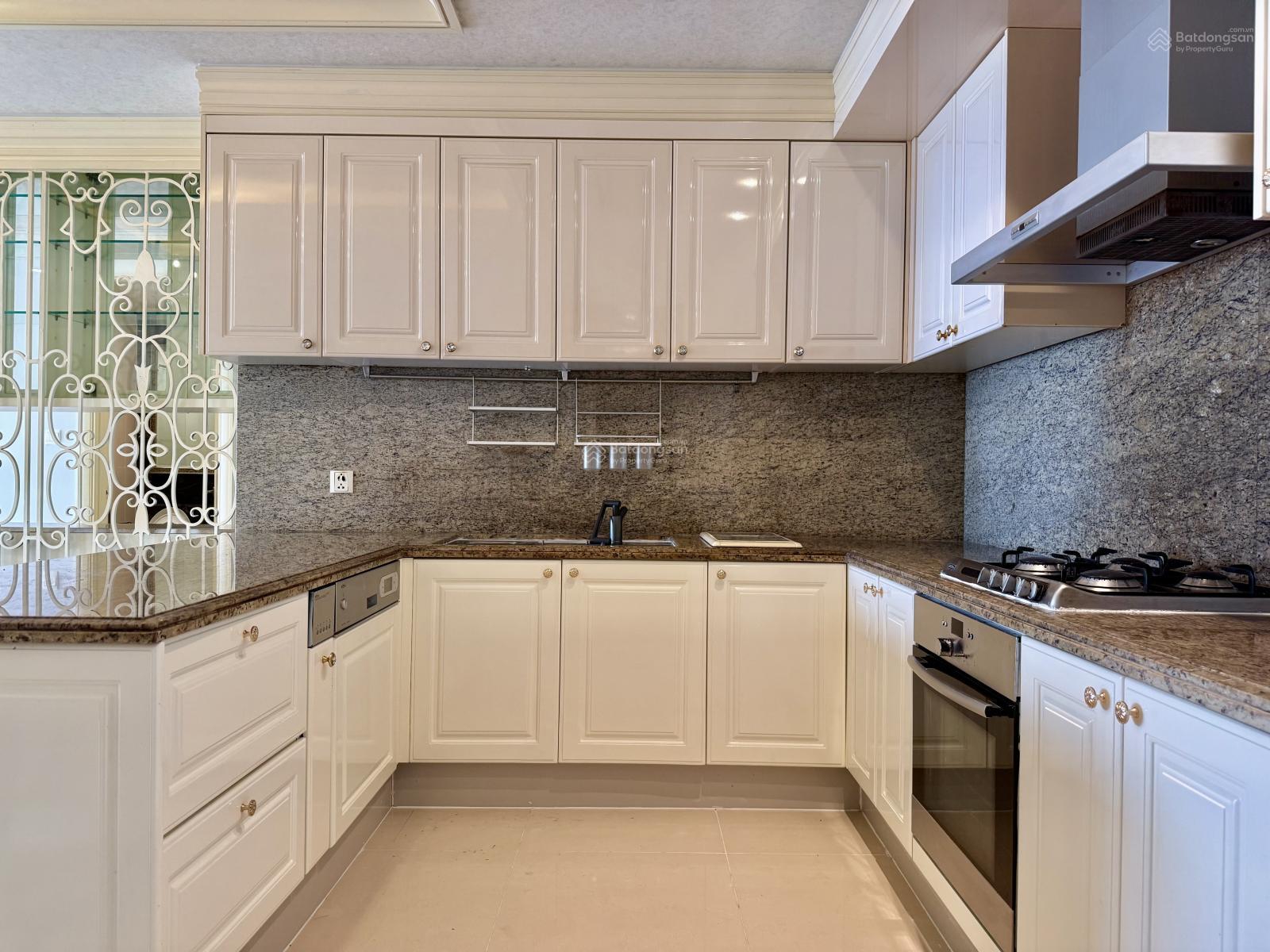 Chính chủ bán chung cư 3 phòng ngủ Cantavil Hoàn Cầu mặt tiền Điện Biên Phủ 140m2 giá 11tỷ