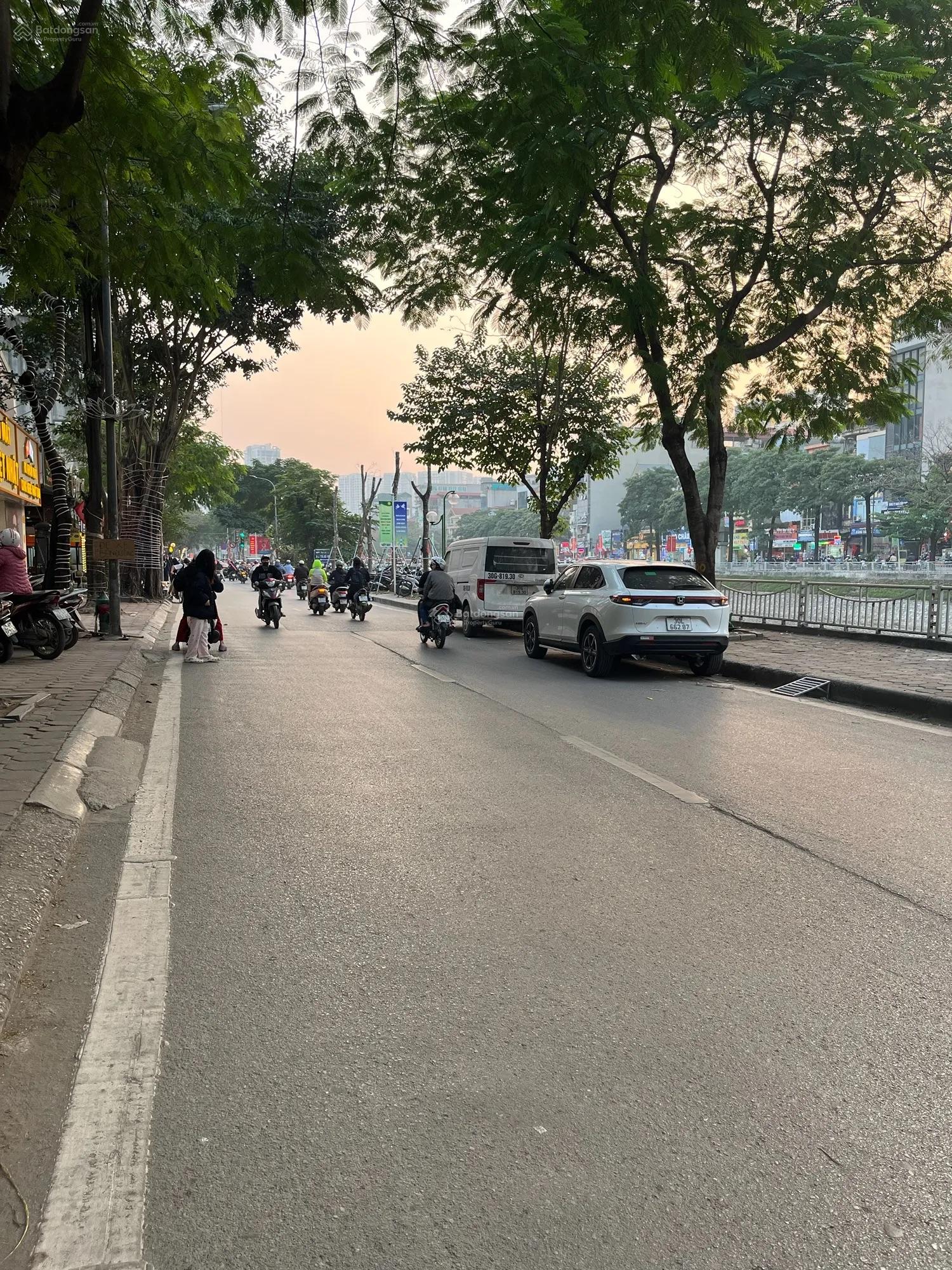 Bán nhà mặt phố Vũ Tông Phan, Thanh Xuân. Diện tích 68m2, 5 tầng thang máy, mặt 5.3m, giá siêu tốt