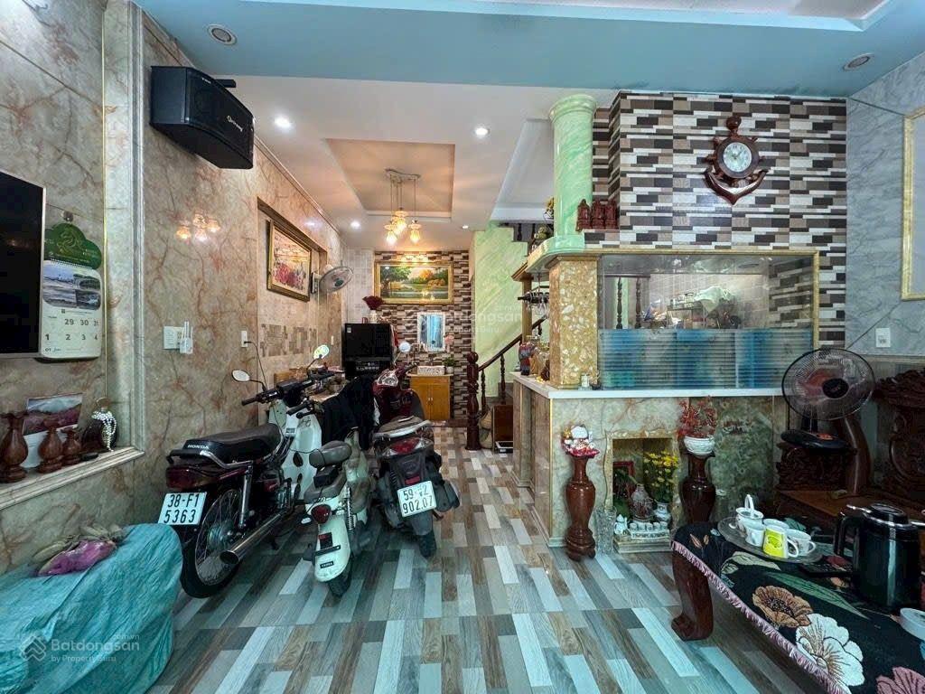 Hẻm xe hơi Dương Quảng Hàm, P5, Gò Vấp. 6x22m. 2 tầng. Chỉ 13tỷ5. GPXD mới 5 tầng.
Vị trí đắc địa