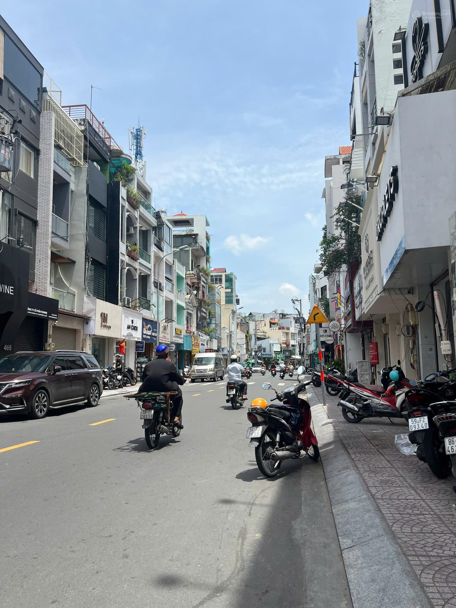 Bán đi định cự, nhà do KTS thiết kế, ngang 5.2m,HXH Huỳnh Văn Bánh, sát MT, 3 Tầng, 54m2, 9.65 Tỷ