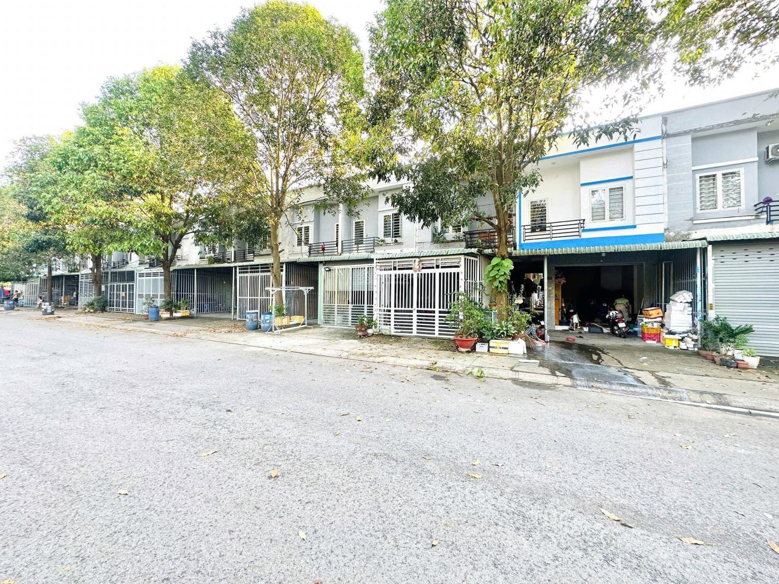 Nhà phố Bàu Bàng 150m2 SHR 1 căn nhà phố và 3 phòng trọ nằm sát QL 13 đang cho thu nhập 6-7tr/tháng