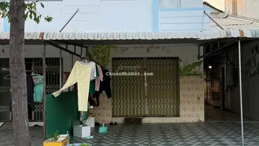 Dãy trọ Khu E đối diện nhà máy De Licacy, DT 150m2 1 kiot và 4 phòng. Thu nhập 7triệu/tháng. Sổ sẵn