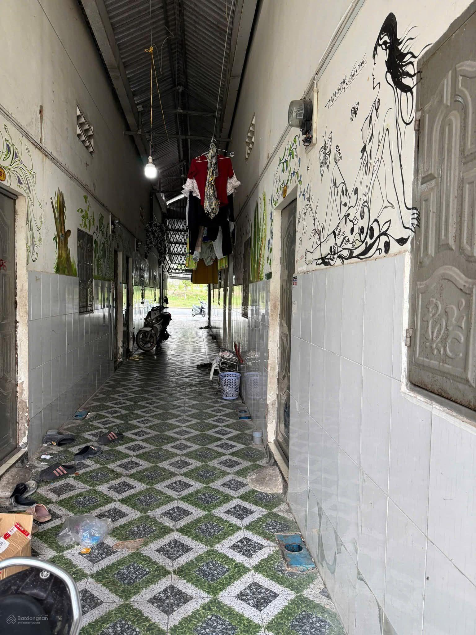 Dãy trọ Khu E đối diện nhà máy De Licacy, DT 150m2 1 kiot và 4 phòng. Thu nhập 7triệu/tháng. Sổ sẵn