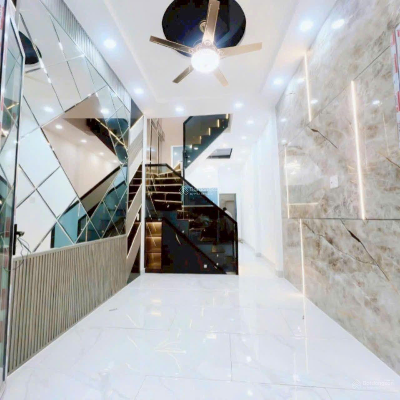 Q4, hẻm 1/ cách MT chợ Xóm Chiếu 20m, 3 tầng BTCT, 31.7m2( 3.1 x 11), KQH, SHR chỉ 5 tỷ 200tr