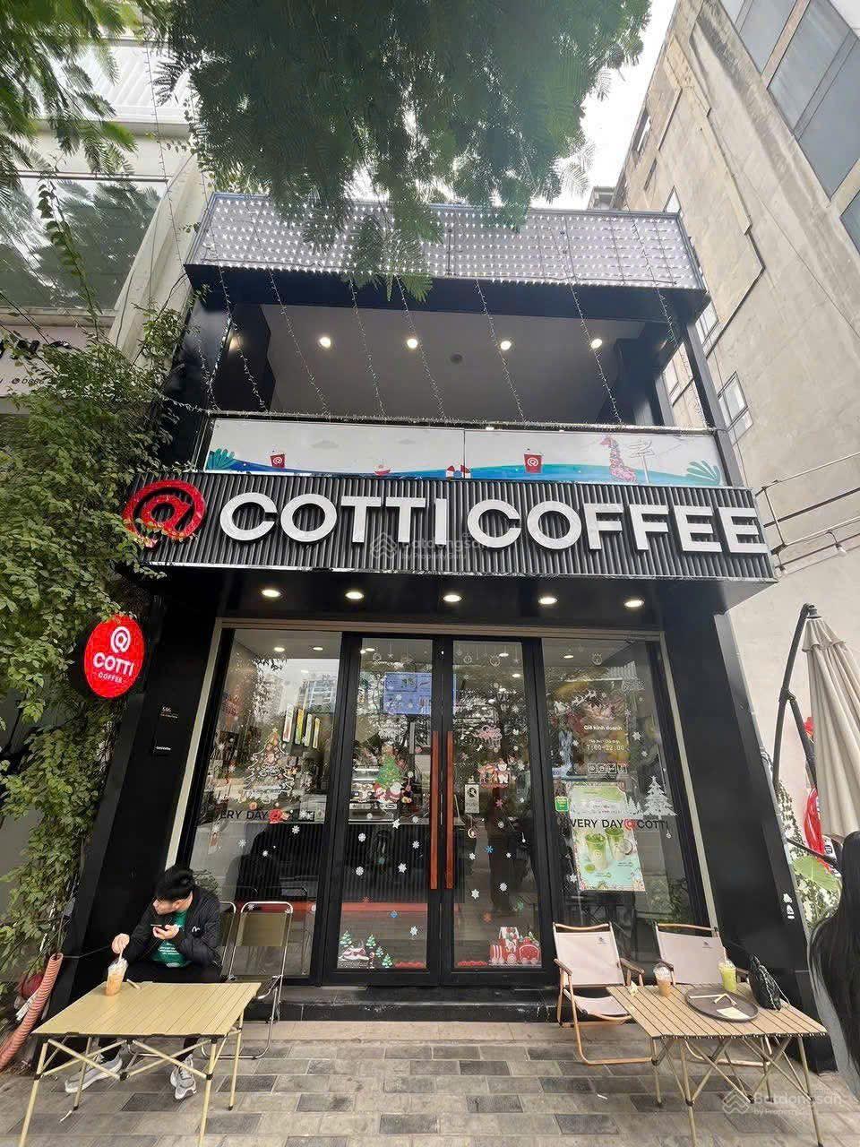 cho thuê nhà mặt phố Xã Đàn - Đống Đa, dt 150 m2 + lửng 90 m2, MT 7 m, Giá 150 tr, thông sàn