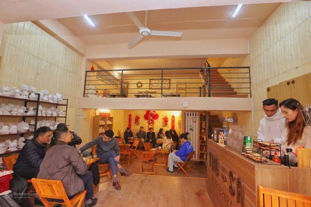 cho thuê nhà mặt phố Xã Đàn - Đống Đa, dt 150 m2 + lửng 90 m2, MT 7 m, Giá 150 tr, thông sàn