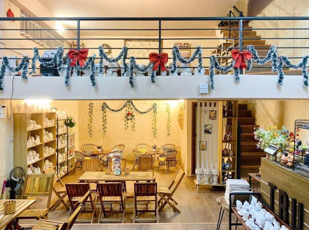 cho thuê nhà mặt phố Xã Đàn - Đống Đa, dt 150 m2 + lửng 90 m2, MT 7 m, Giá 150 tr, thông sàn