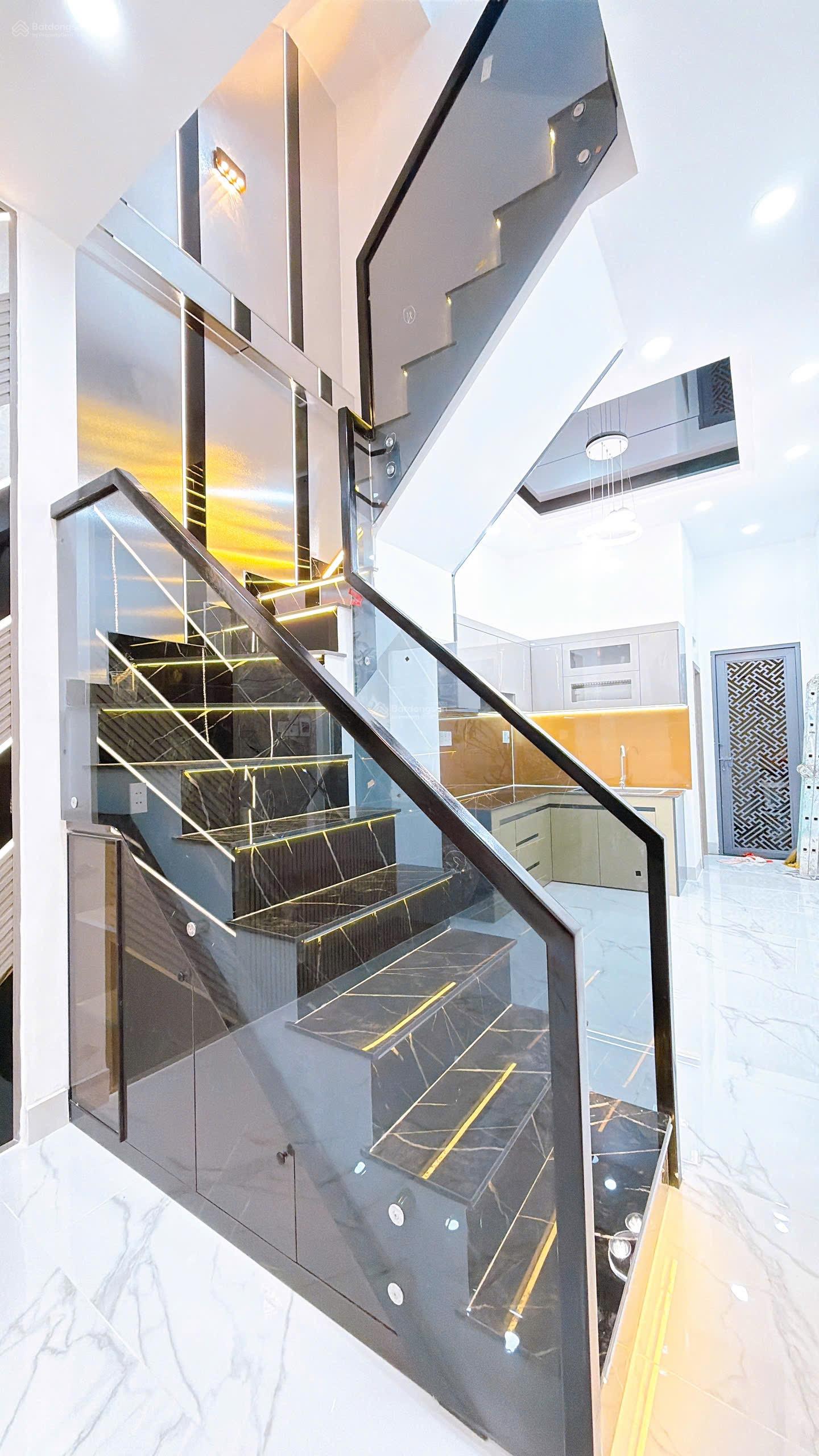 BÁN NHÀ ĐẸP 03 TẤM BTCT - KDC HH- LE VĂN LINH F12 QUẬN 4