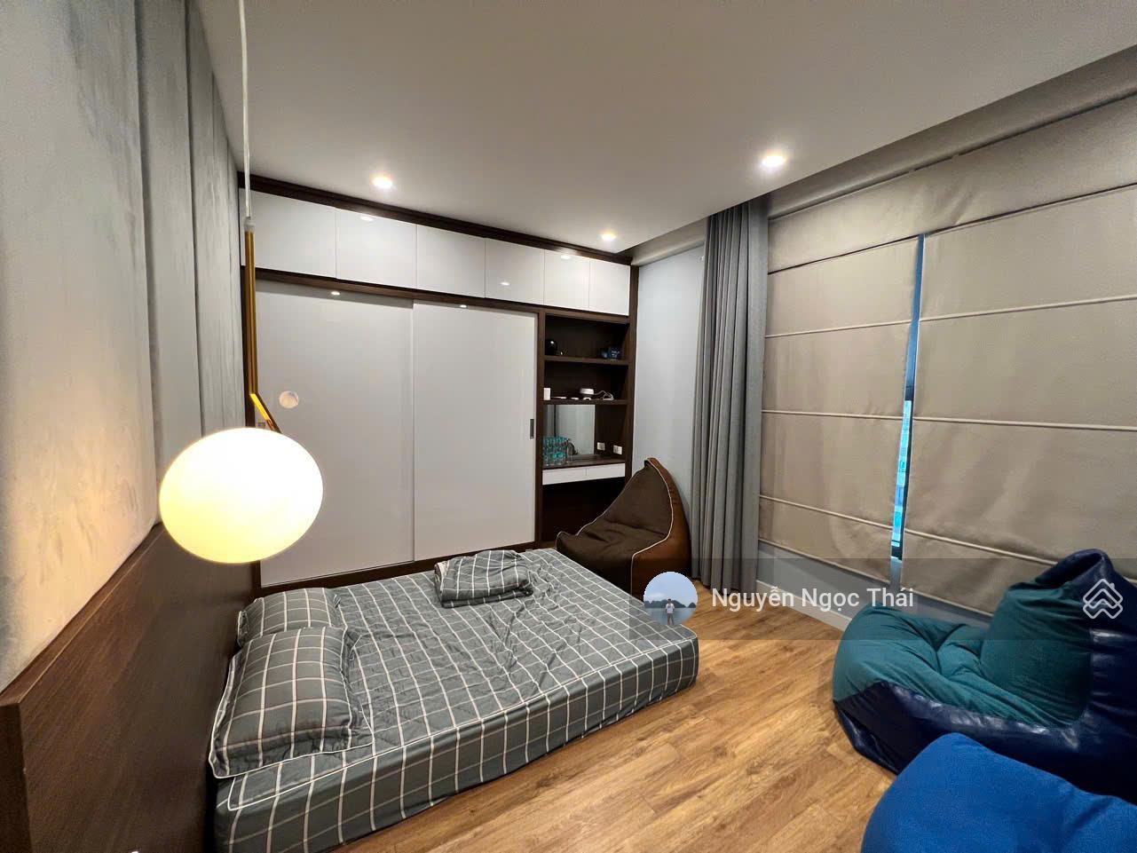 Chính chủ bán căn góc 2 ngủ 72.5m2 ban công ĐN tòa The Legend. Full nội thất, slot ô tô. Giá 8,5 tỷ