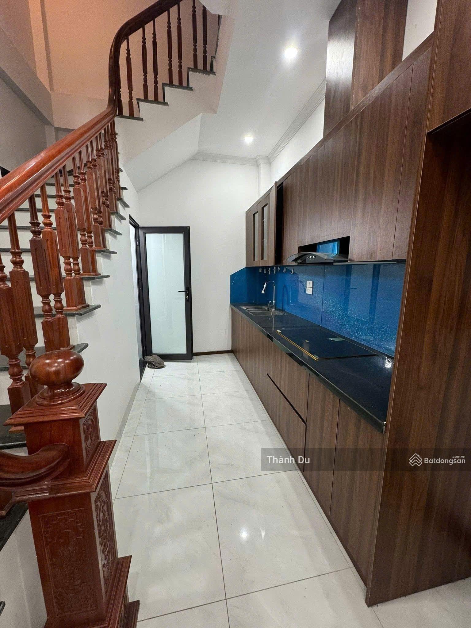 CHO THUÊ NHÀ PHỐ TRẠM - LONG BIÊN
DT : 32m x 5 tầng giá 12tr/th CHO THUÊ NHÀ PHỐ TRẠM - LONG BIÊN
DT : 32m x 5 tầng giá 12tr/th