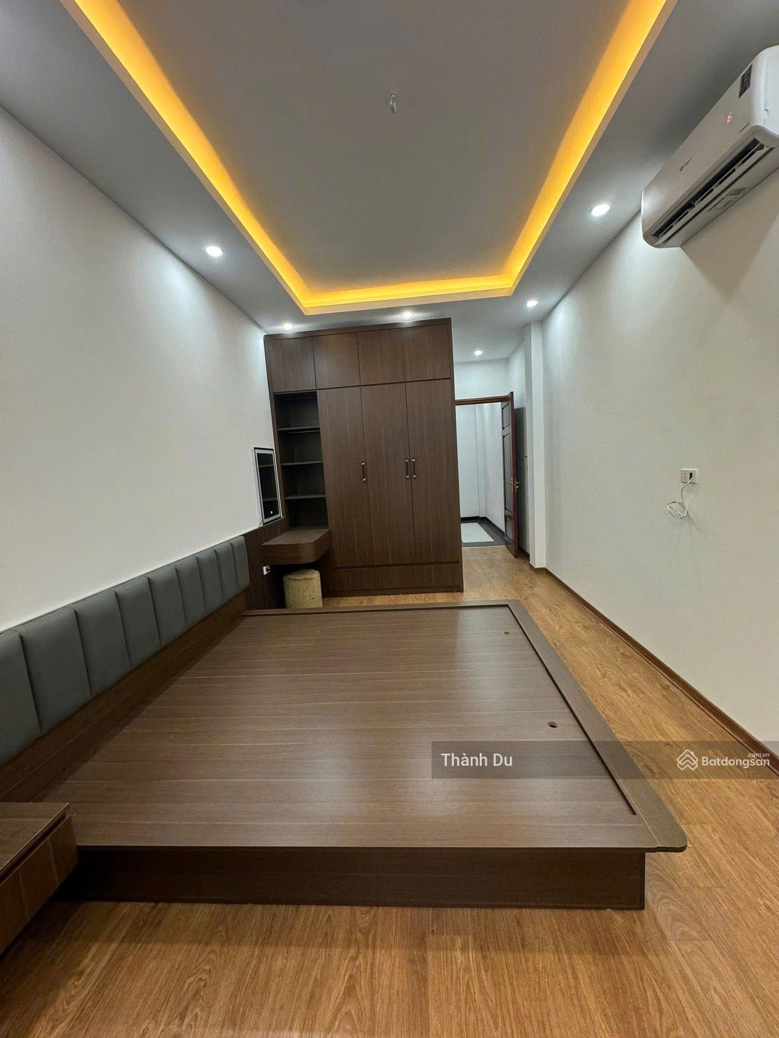 CHO THUÊ NHÀ PHỐ TRẠM - LONG BIÊN
DT : 32m x 5 tầng giá 12tr/th CHO THUÊ NHÀ PHỐ TRẠM - LONG BIÊN
DT : 32m x 5 tầng giá 12tr/th