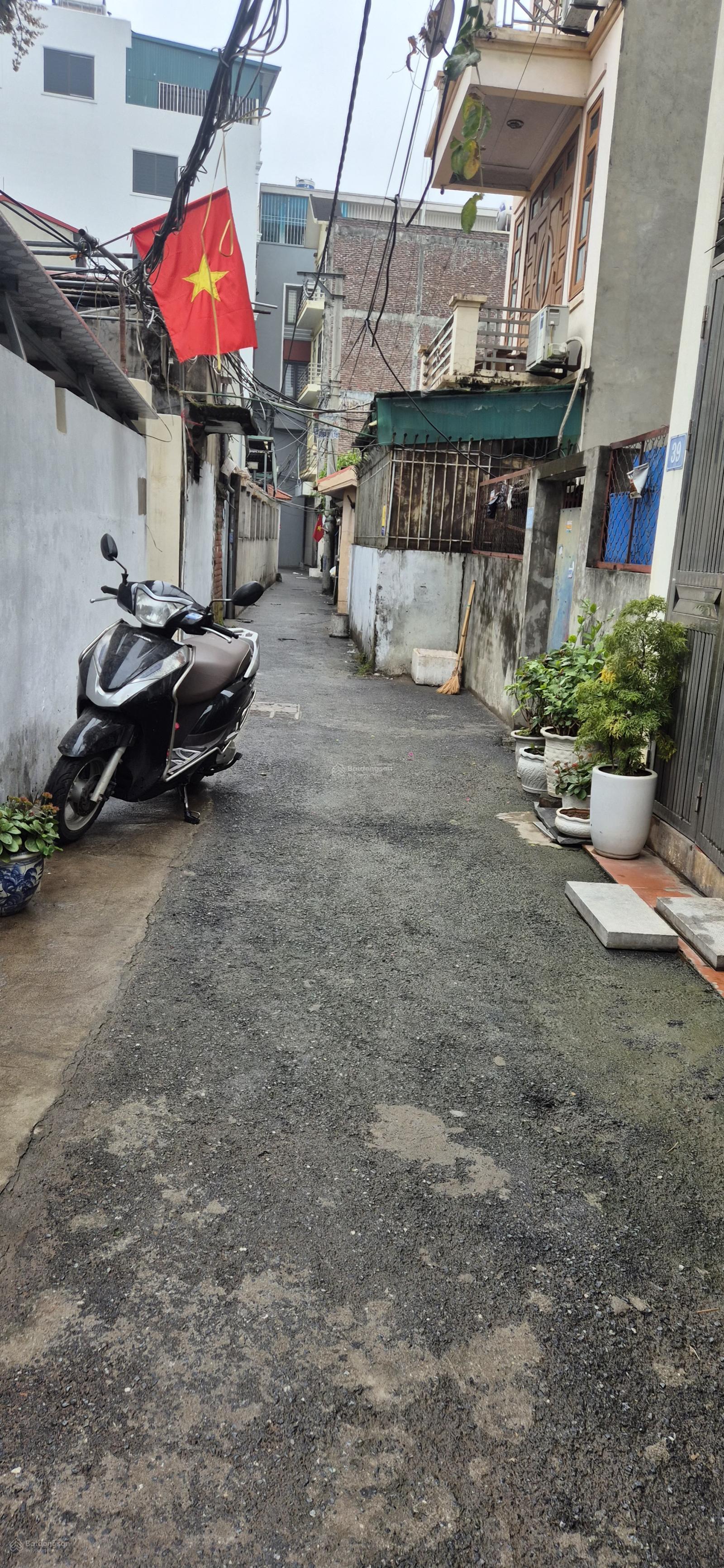 Cho thuê nhà c4 ngõ 174 Phương Canh. DT 40 m2 có gác sép, Kk, độc lập. Điện nc. Giá nhà nước (hddh)