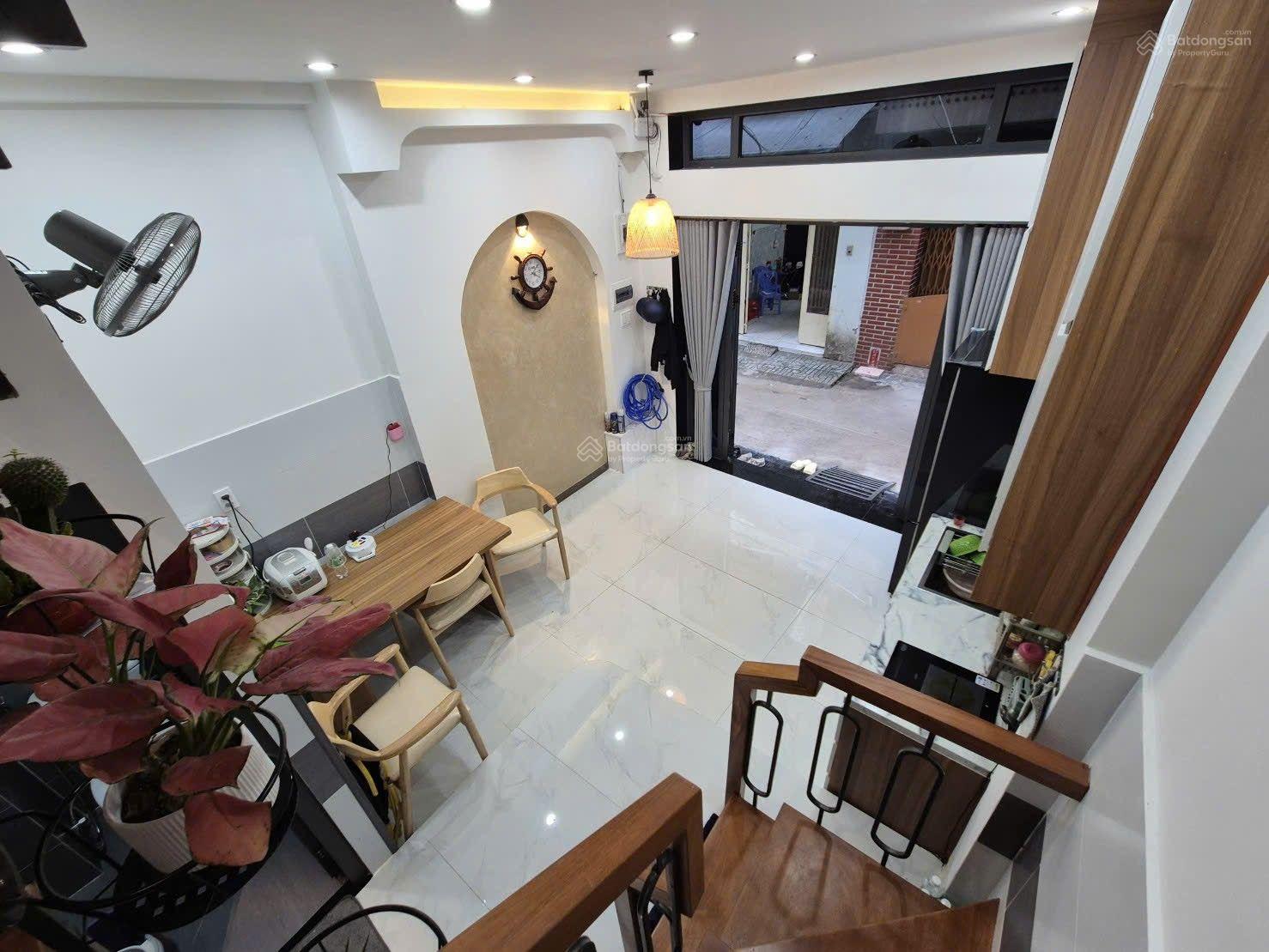 Bán nhà 3 tầng BTCT đầy đủ nội thất đường Nguyễn Tri Phương phường 4 Quận 10