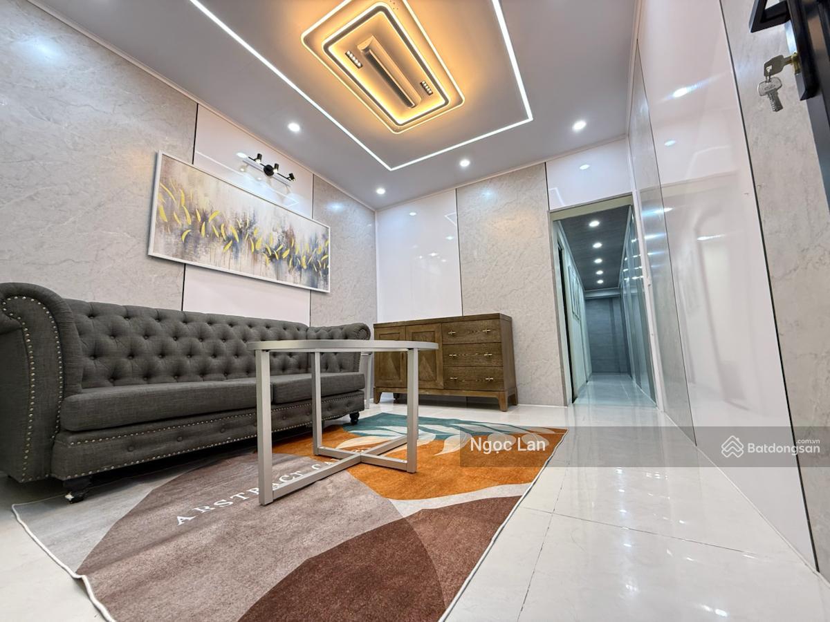 Nhà mình bán 120 m2 sổ đỏ tập thể tầng 1 phố 8/3 HBT có cửa hàng & 3 ngủ full xịn , 2 thoáng đẹp .