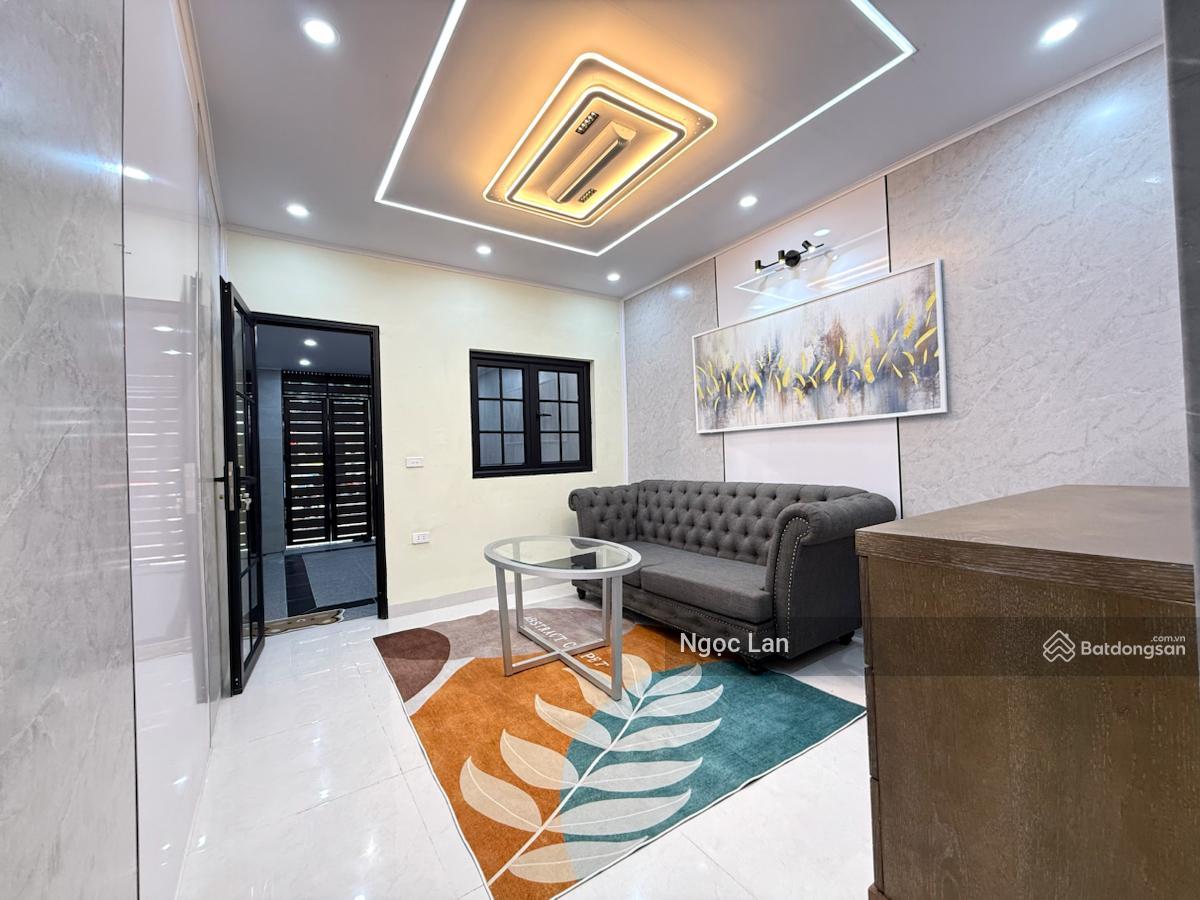 Nhà mình bán 120 m2 sổ đỏ tập thể tầng 1 phố 8/3 HBT có cửa hàng & 3 ngủ full xịn , 2 thoáng đẹp .