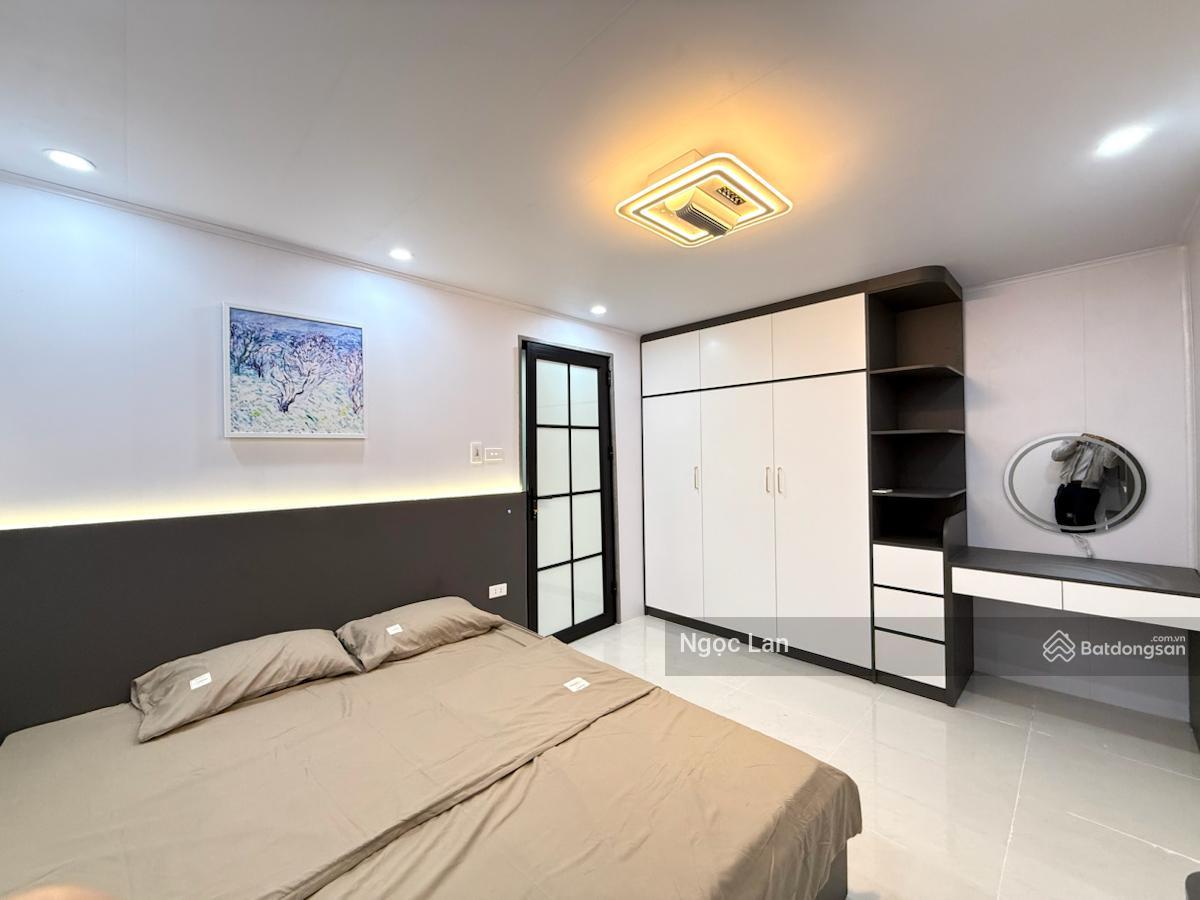 Nhà mình bán 120 m2 sổ đỏ tập thể tầng 1 phố 8/3 HBT có cửa hàng & 3 ngủ full xịn , 2 thoáng đẹp .