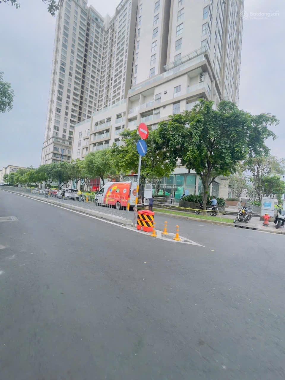 Bán nhà đẹp 3 tầng ngay chợ xóm chiếu. Vào ở ngay.