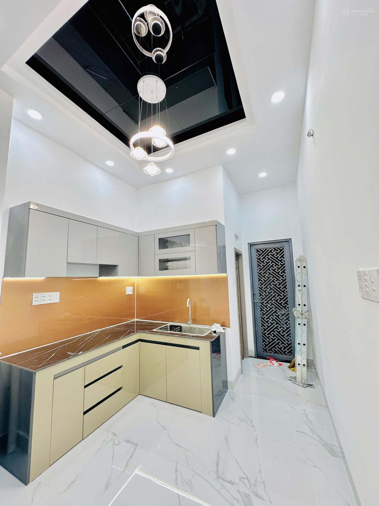 Bán nhà đẹp 3 tầng ngay chợ xóm chiếu. Vào ở ngay.