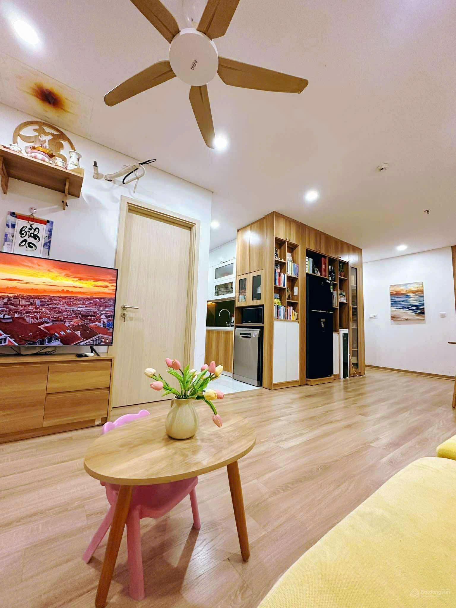 Bán nhanh căn hộ Hướng Đông, View Biển, Sông, Tầng thông công viên, Giá 2,4 tỷ có nội thất Plaza 1