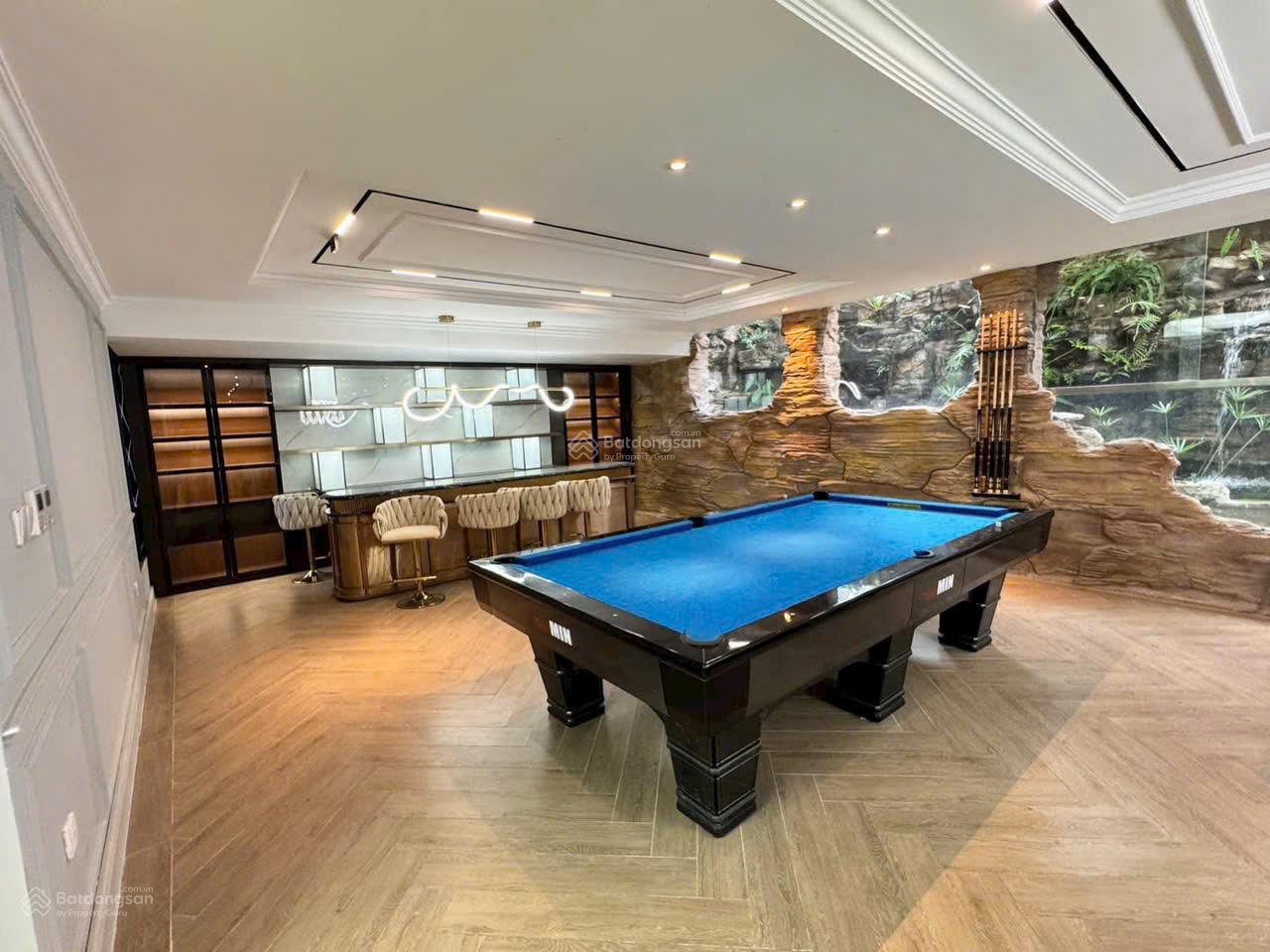 Vip cho thuê biệt thự đơn lập 3 mặt tiền nội thất cao cấp có hầm + thang máy trung tâm Phú Mỹ Hưng