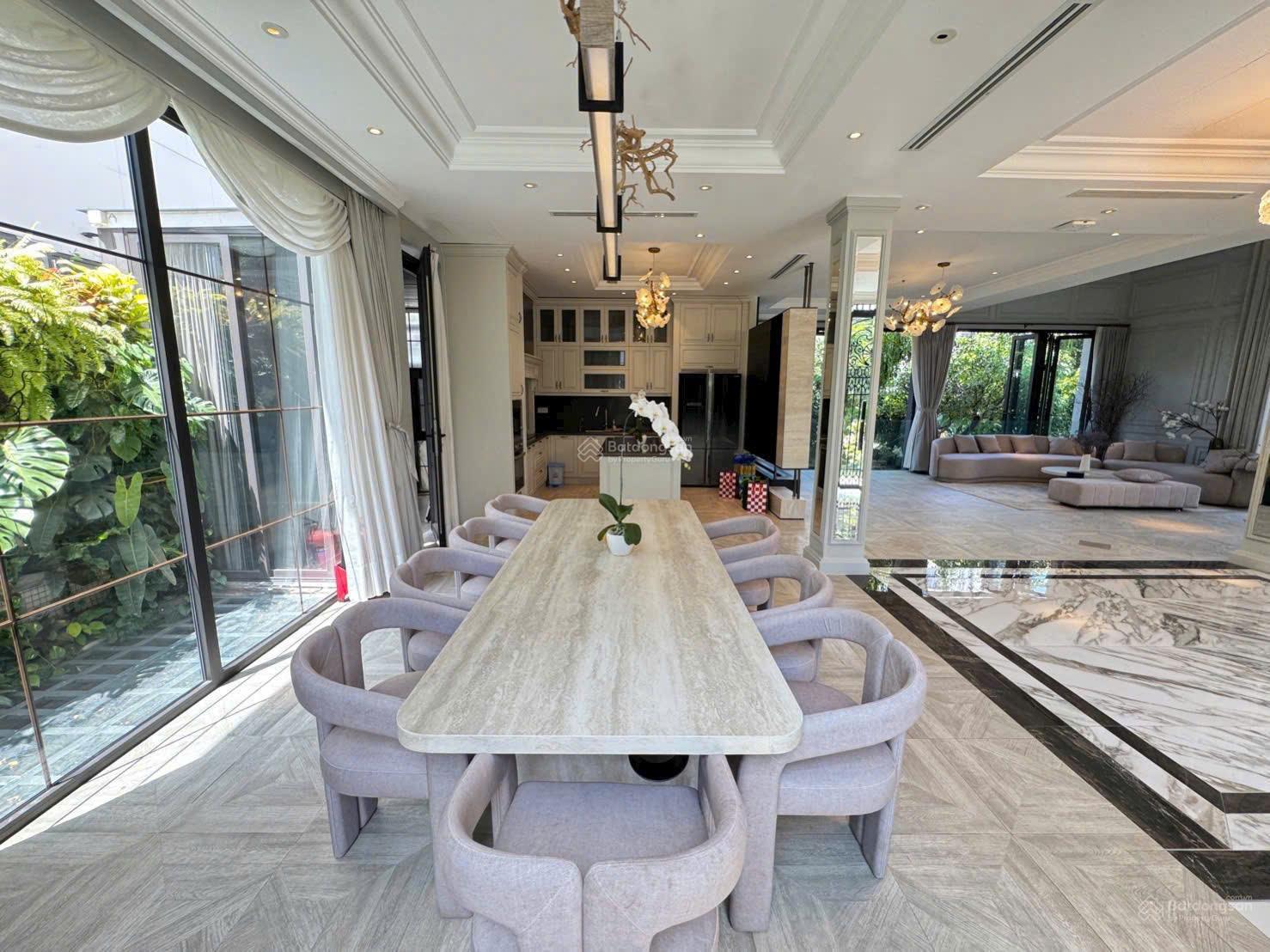 Vip cho thuê biệt thự đơn lập 3 mặt tiền nội thất cao cấp có hầm + thang máy trung tâm Phú Mỹ Hưng