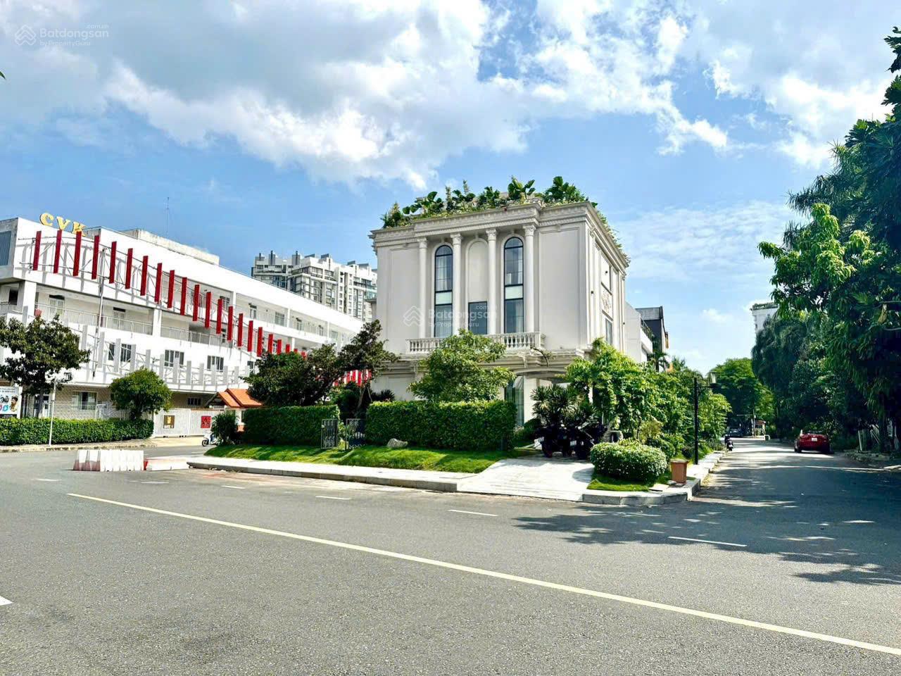 Vip cho thuê biệt thự đơn lập 3 mặt tiền nội thất cao cấp có hầm + thang máy trung tâm Phú Mỹ Hưng