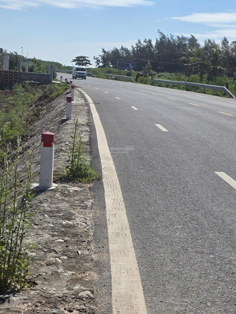 0975 897 *** Bán lô đất mặt biển, mặt tiền 8m diện tích 251m2, đối diện khu Homestay chỉ 14.5 tr/m2