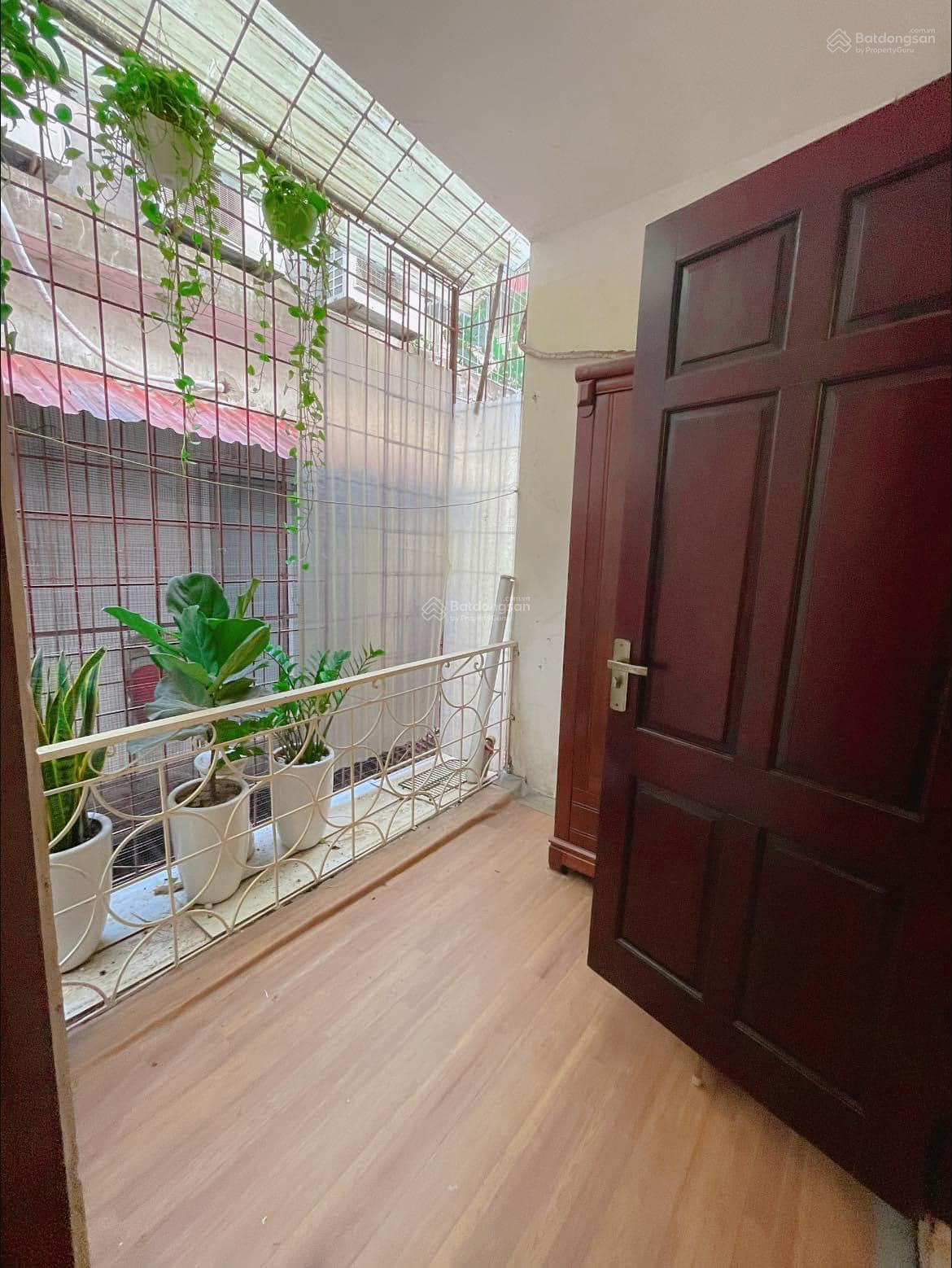 Chính chủ bán căn hộ TT Nghĩa Tân, dt sư dụng 80m2( sổ gần 40m2 ) nguyên căn, 3pn, 2vs, Giá 4,5 tỷ