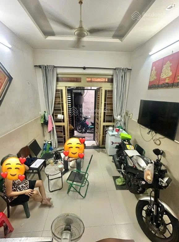 Ngộp 4 tỷ - H3G Nguyễn Văn Cừ Q.1 - 33m2, 4 tầng 4PN 4WC sân thượng.