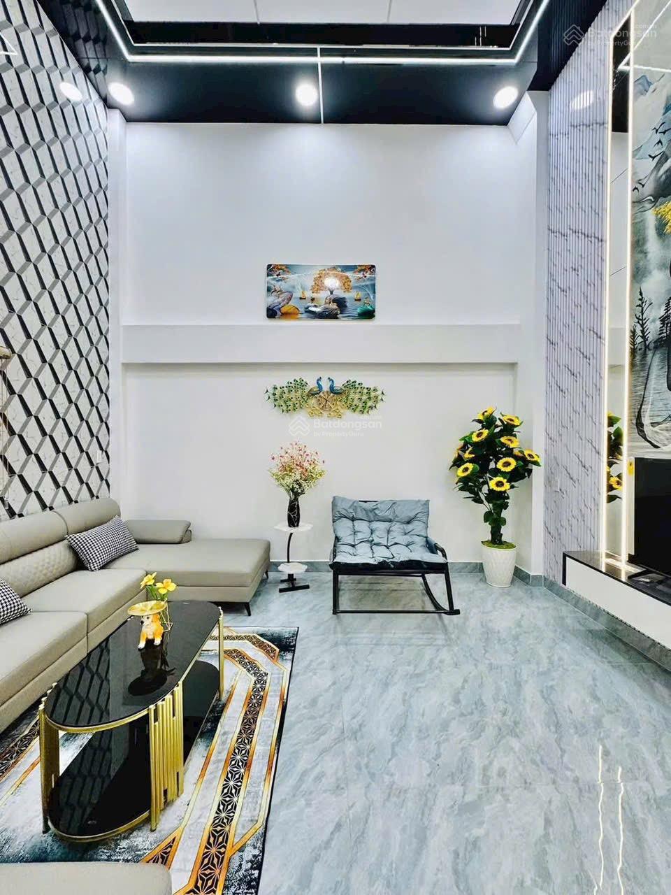 Bán Gấp căn nhà 5 tầng 5m x 13m BTCT mới xây. Hẻm ô tô thông Phan Huy Ích. Giá tốt 8 tỷ 190 còn bơt