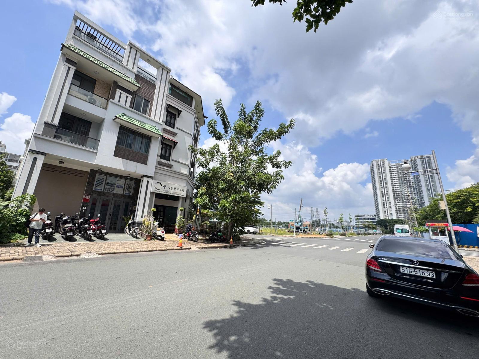 Chủ gởi lô đất bán tại Phú Mỹ Hưng, tông diên tich 294 mét vuông, đường 12m gia 88 tỷ, xây biệt thự