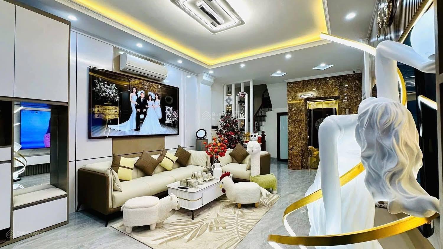 Giảm 500 tr! Phố Vũ Thạnh thang máy, ngõ thông, lô góc 2 thoáng, nhà xây mới đẹp, 20m ra phố 45m 6T