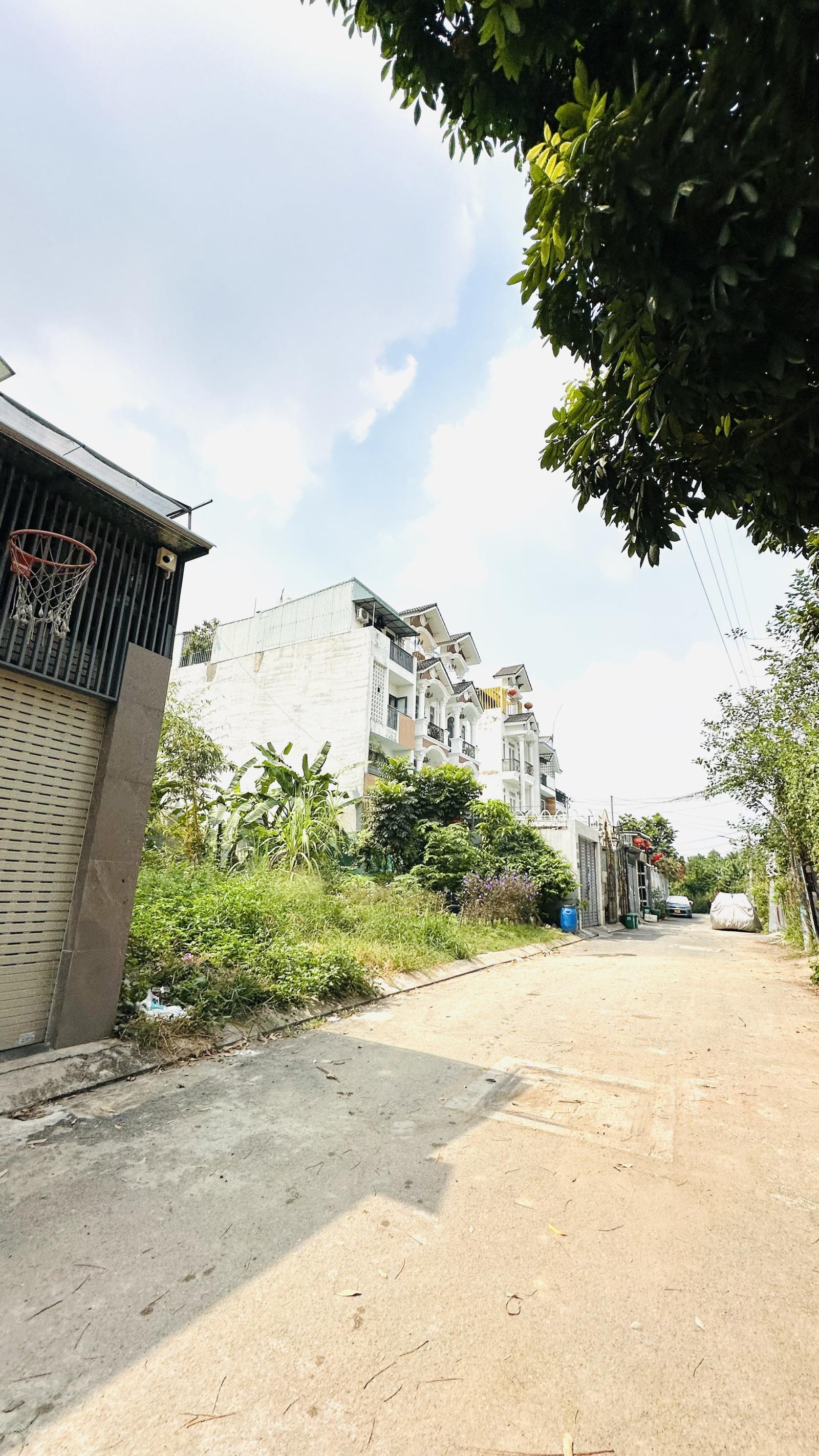 Đất hẻm xe tải. Cao ráo ko ngập. Gần phạm văn đồng. Linh đông. Gần chung cư 4s. Giá hợp lí. Sổ hồng