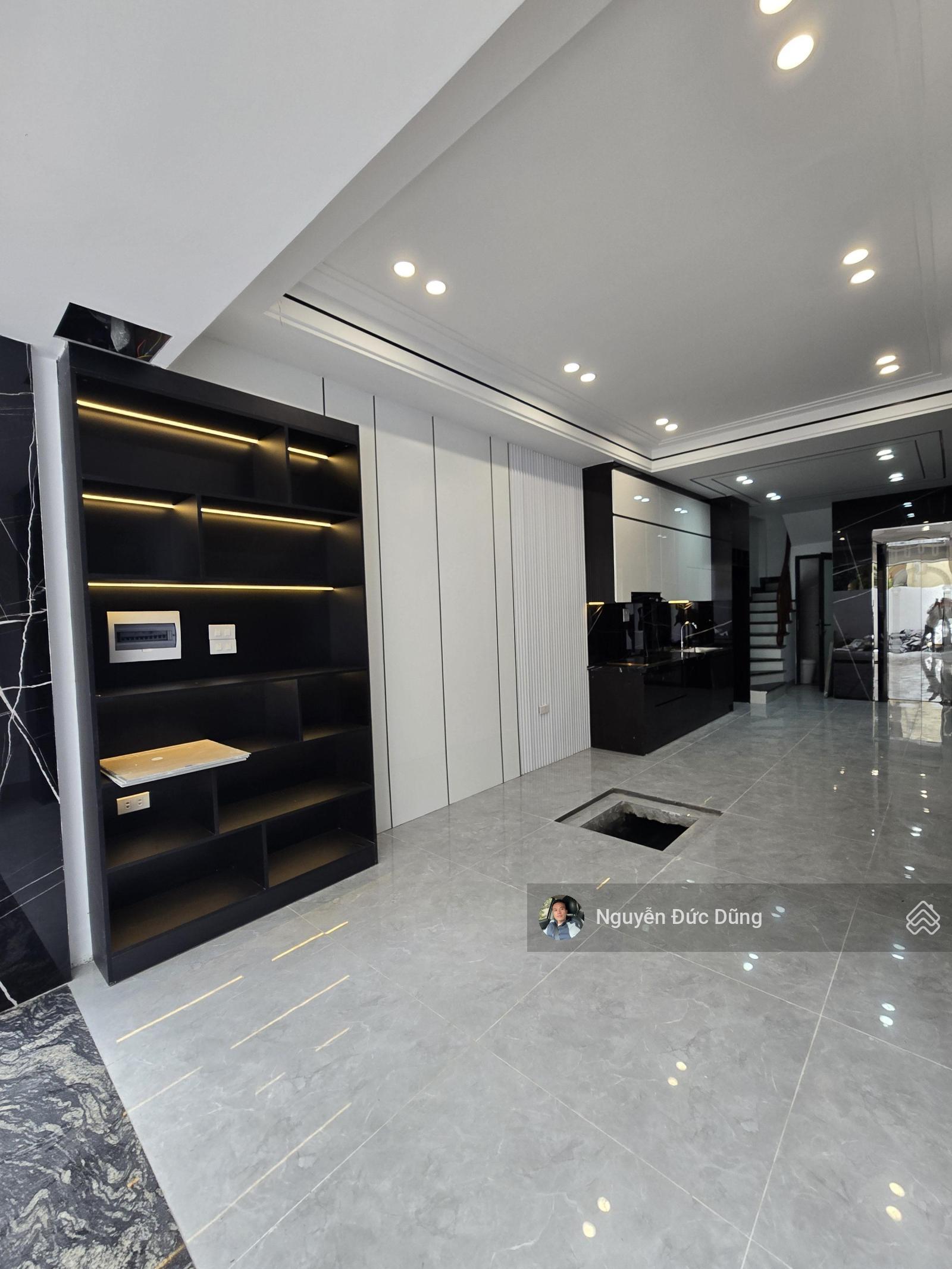 Nhà gần sân gold Long Biên 45m2 Thang Máy 8.x Tỷ full nội thất long lanh