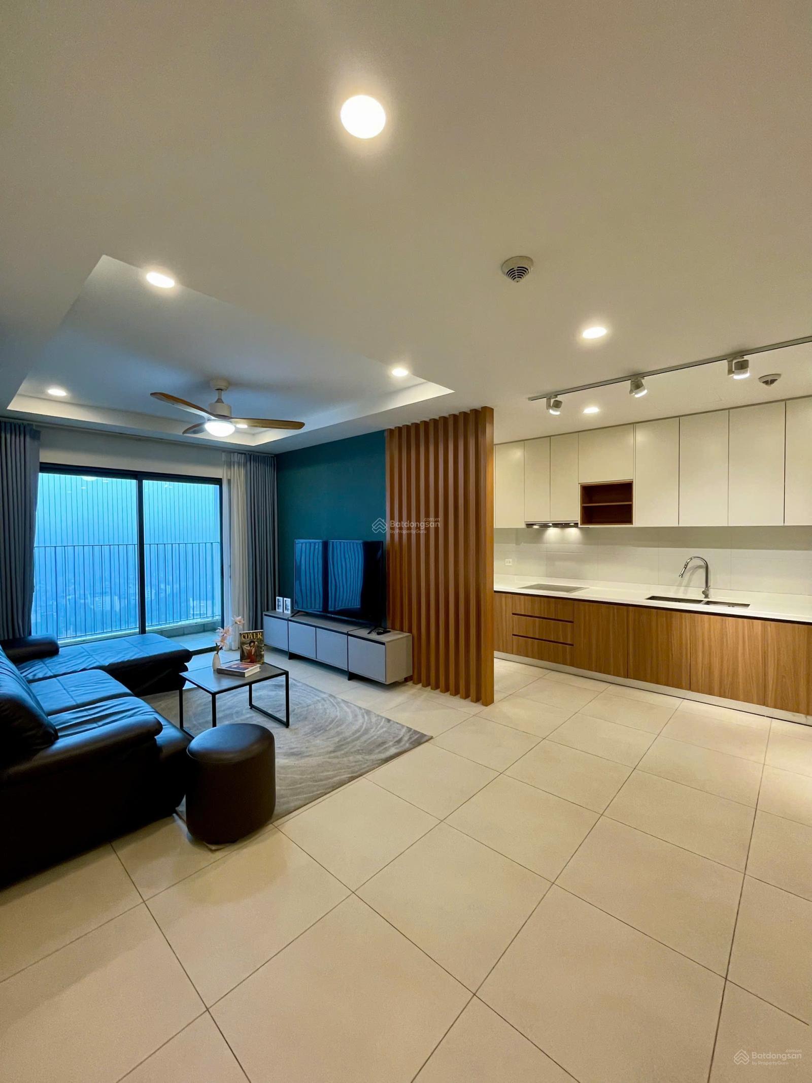 Bán căn hộ CC Kosmo Tây Hồ, View Hồ Tây rấ đẹp, 118m2, 3PN, 2WC, sẵn sổ sang tên cho khách mua.