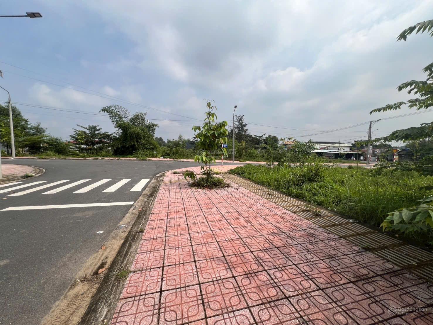 Bán đất 2 mặt tiền cây dầu,Nhơn Trạch,diện tích Từ trên 200m ngang 5m giá 24,5 tr/m LH 0915 698 ***