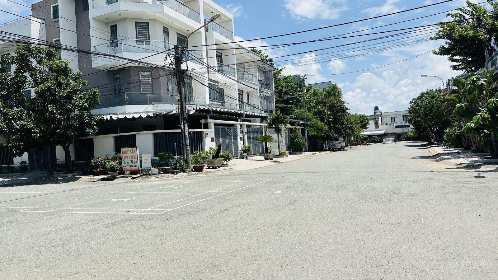 BÁN GẤP BIỆT THỰ VƯỜN ĐẲNG CẤP KDC ĐỒNG DANH Giá: 8,5 TỶ DT: 9 x 21m = 189m Biệt thự 2 tầng BÁN GẤP BIỆT THỰ VƯỜN ĐẲNG CẤP KDC ĐỒNG DANH Giá: 8,5 TỶ DT: 9 x 21m = 189m Biệt thự 2 tầng