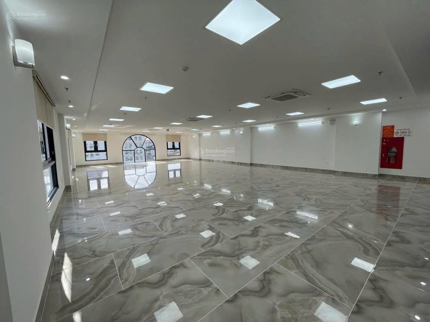 Chính chủ gửi bán toà Văn Phòng Mặt Phố Nguyễn Văn Huyên:200m2,10 tầng,mt:9m.Giá:179tỷ