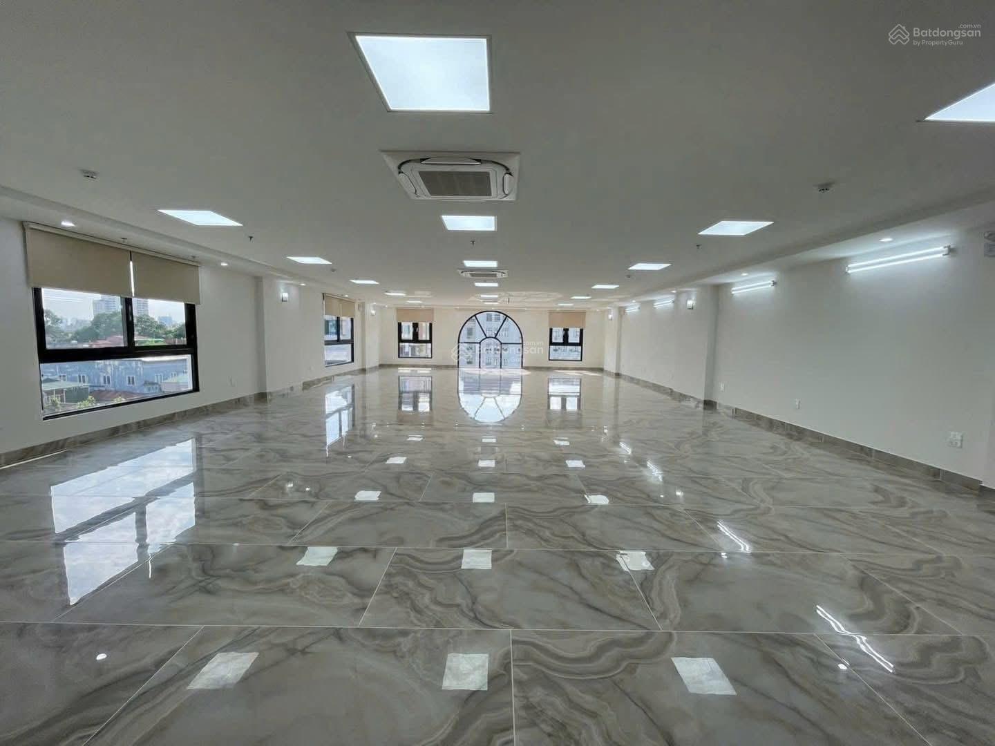 Chính chủ gửi bán toà Văn Phòng Mặt Phố Nguyễn Văn Huyên:200m2,10 tầng,mt:9m.Giá:179tỷ